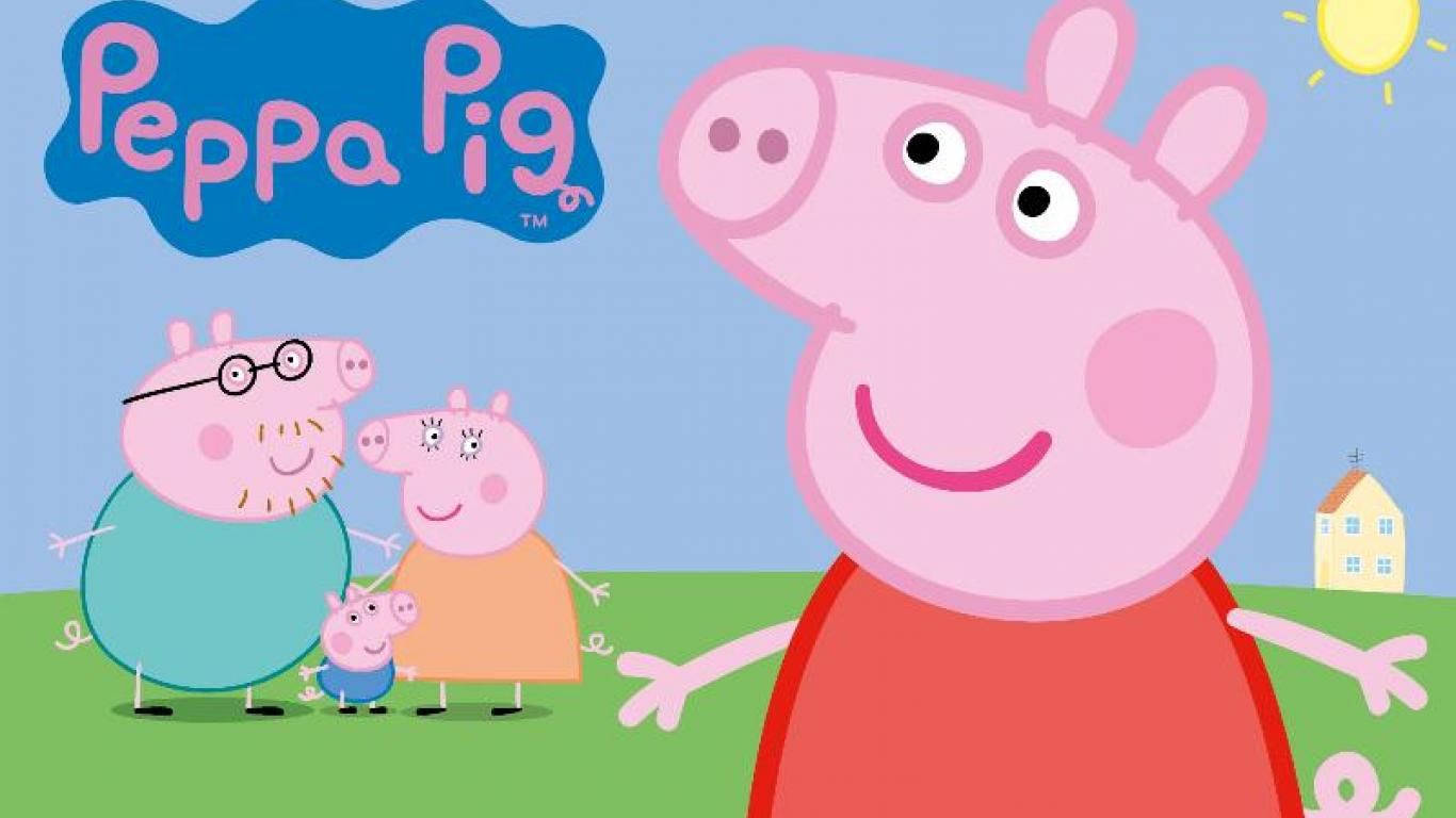 Peppa Pig 同佢嘅家人在晴朗嘅日子喺戶外微笑。 — 小豬佩奇的家 壁紙