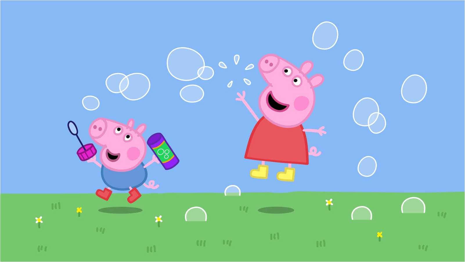 George Pig 桌布 壁紙 — 佩奇和喬治喺晴朗嘅藍天下，喺一片明亮嘅綠色田野上開心咁追逐漂浮嘅泡泡。