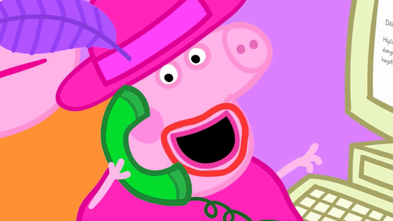 Peppa Pig 戴著粉紅色帽子並對著綠色電話說話。