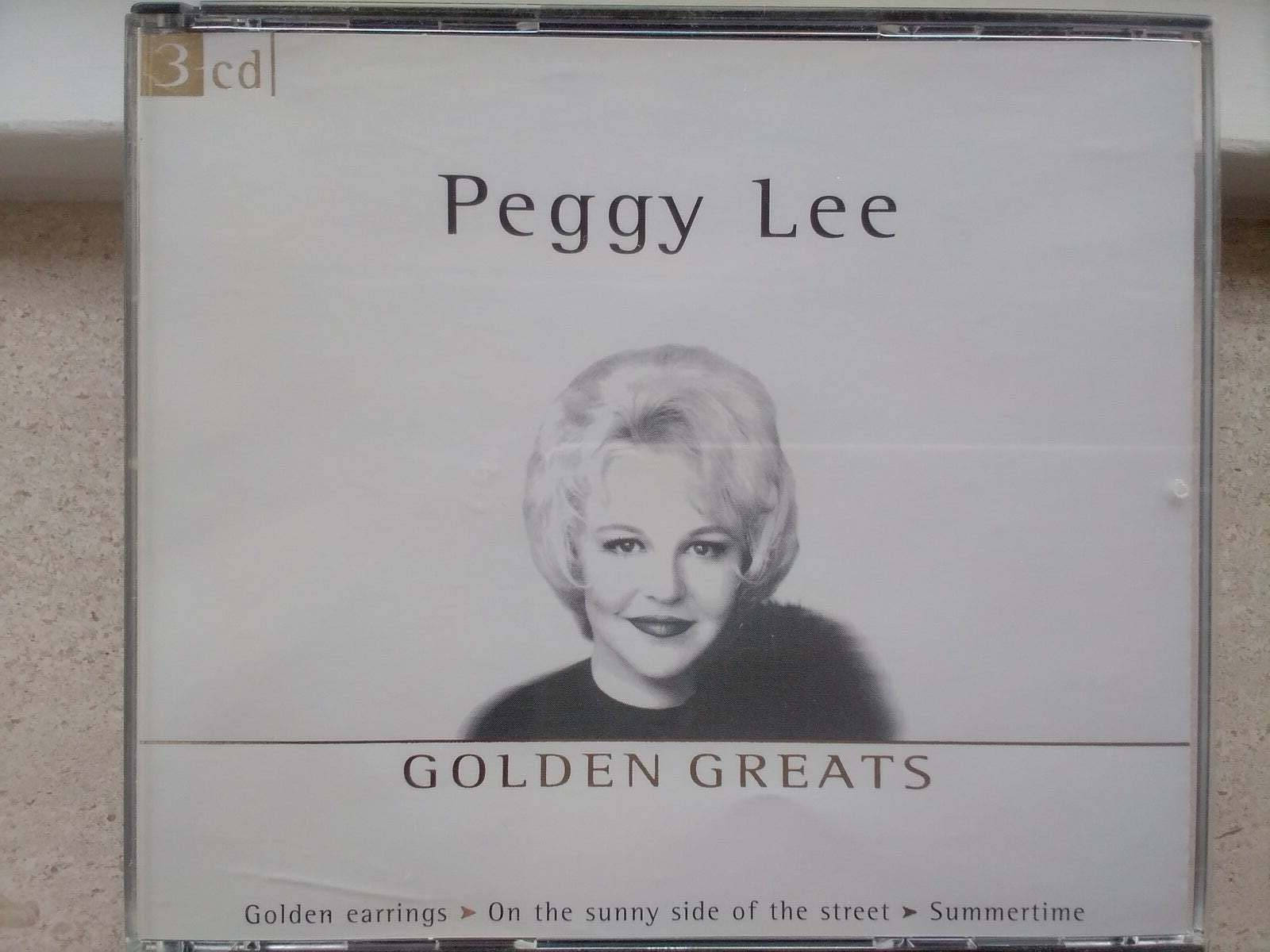 佩吉·李的 Golden Greats 專輯封面， featuring 她微笑的肖像。