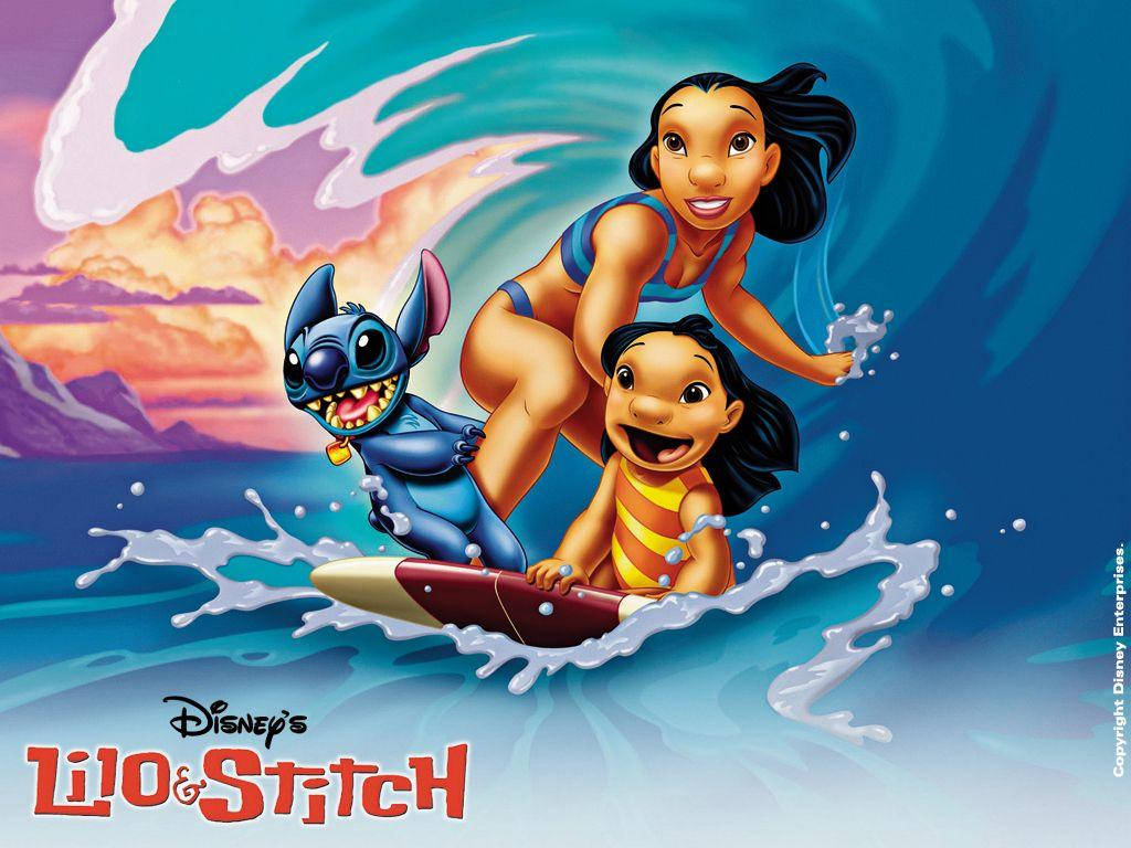Lilo Stitch 和 Lilo 在日落時分衝浪。