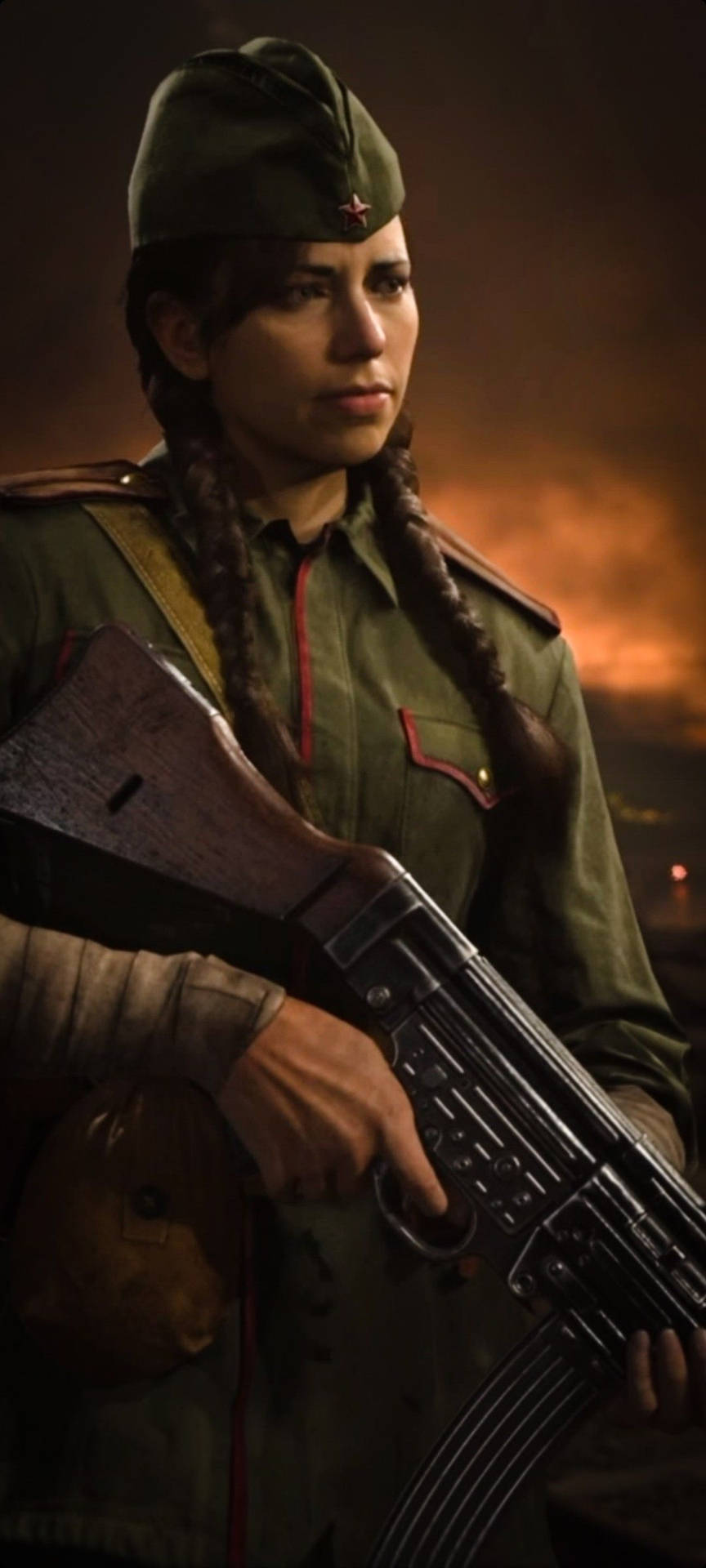 穿綠色制服的女兵在戰區持步槍，身後有橙色火焰。
