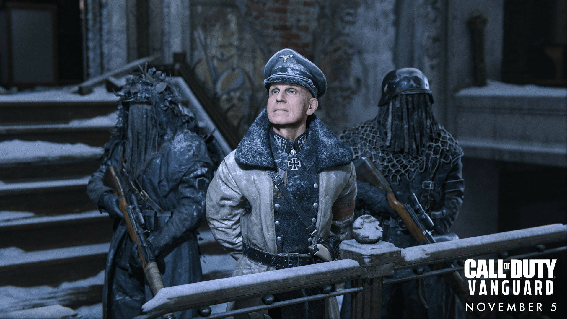 士兵與兩個披著斗篷的人物在黃昏時分的積雪廢墟中。