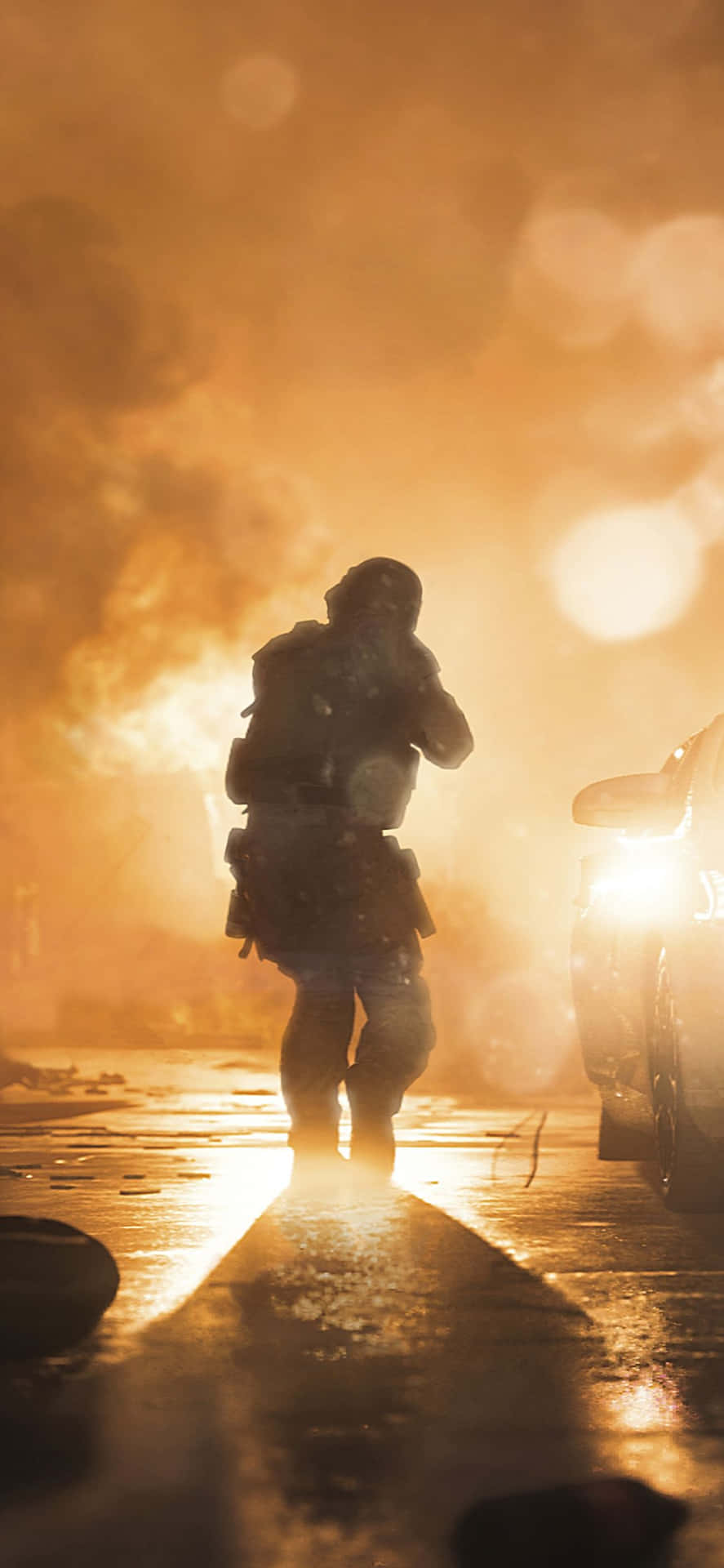 一名士兵在夜間穿過煙霧和火焰，旁邊是一輛發光的汽車。