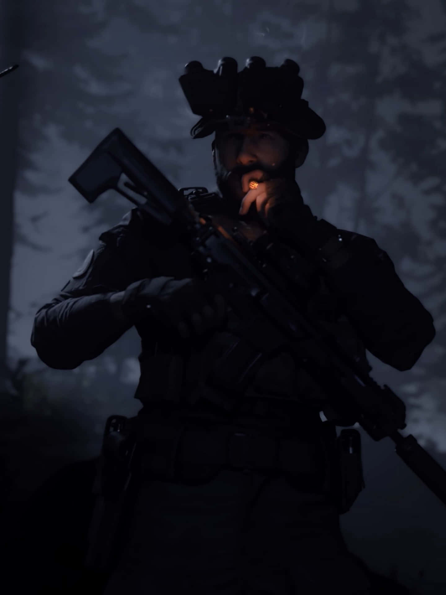 一名身穿深色裝備的士兵在夜間森林中手持步槍抽煙。