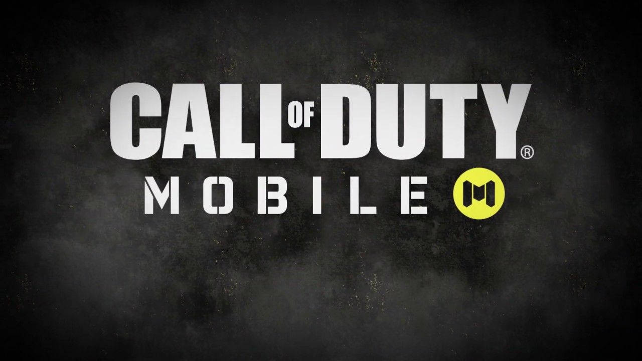 使命召喚移動版標誌：黑色背景 壁紙 — 大膽的白色和黃色 Call of Duty Mobile 標誌在粗糙的深色紋理背景上脫穎而出。