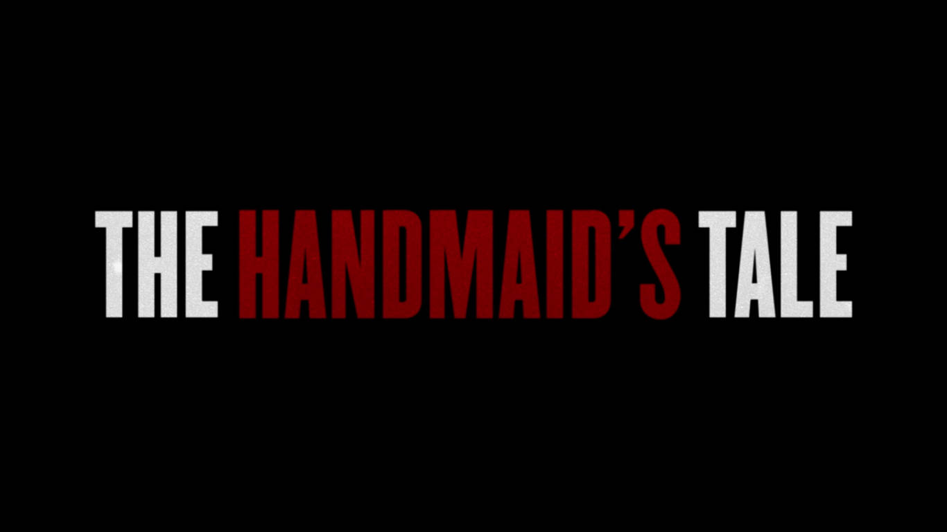 《使女的故事》美國電視劇海報 壁紙 — 粗體標題文字顯示為「THE HANDMAID'S TALE」，其中「HANDMAID'S」為紅色，其餘為白色，背景為黑色。