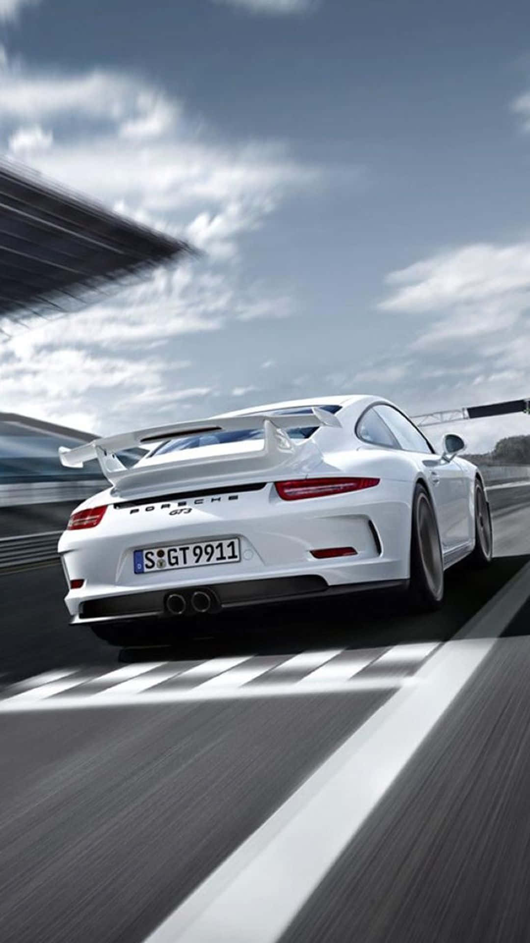 白色保時捷911 GT3在賽道上以動態模糊效果疾馳。