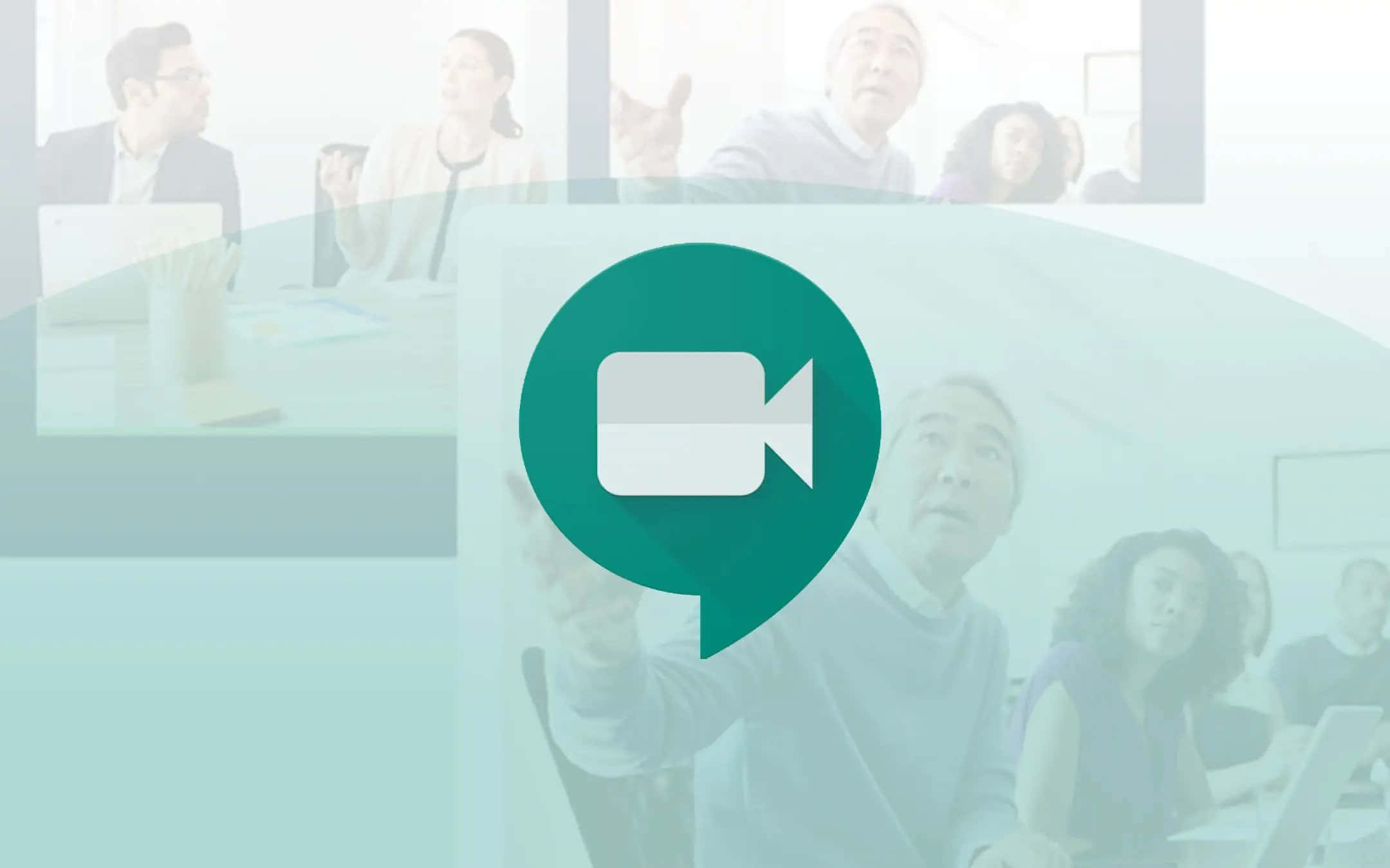 使用 Google Meet 的線上商業會議 壁紙 — 一個青綠色視像通話圖示疊加在一個模糊的辦公室場景上，場景中有多位不同領域的專業人士正在參與虛擬會議。