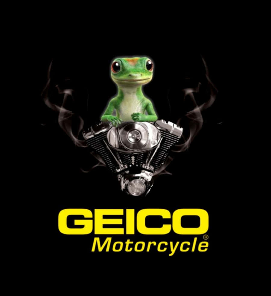 使用GEICO，15分鐘省下15%或更多 壁紙 — 一隻綠色壁虎吉祥物坐在鍍鉻電單車引擎上，煙霧在黑色背景中升起。