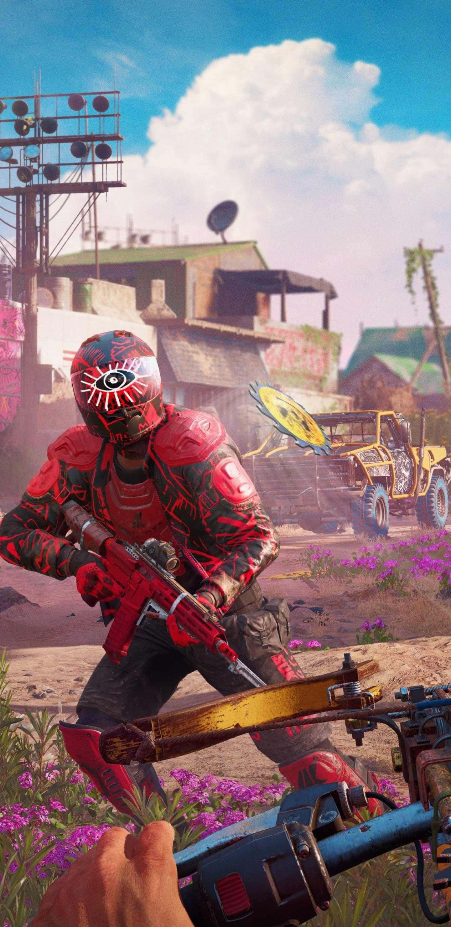 使用您的 Android 設備進入《Far Cry New Dawn》的末日世界 壁紙 — 一名身穿紅色盔甲、帶有眼睛標誌的士兵在一個充滿活力的沙漠小鎮中瞄準步槍，小鎮有紫色花朵和黃色吉普車。