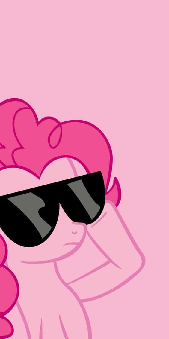 粉紅色小馬在簡約粉紅色環境中戴著時尚太陽眼鏡。