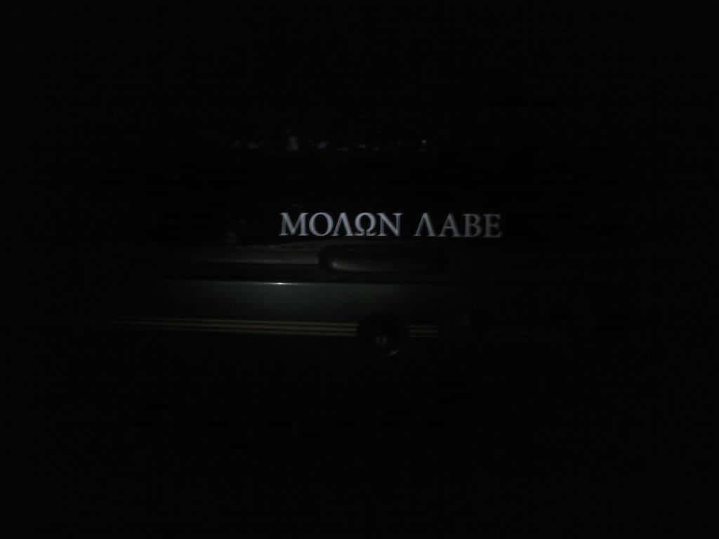 夜間帶有 molon labe 文字的深色車輛。