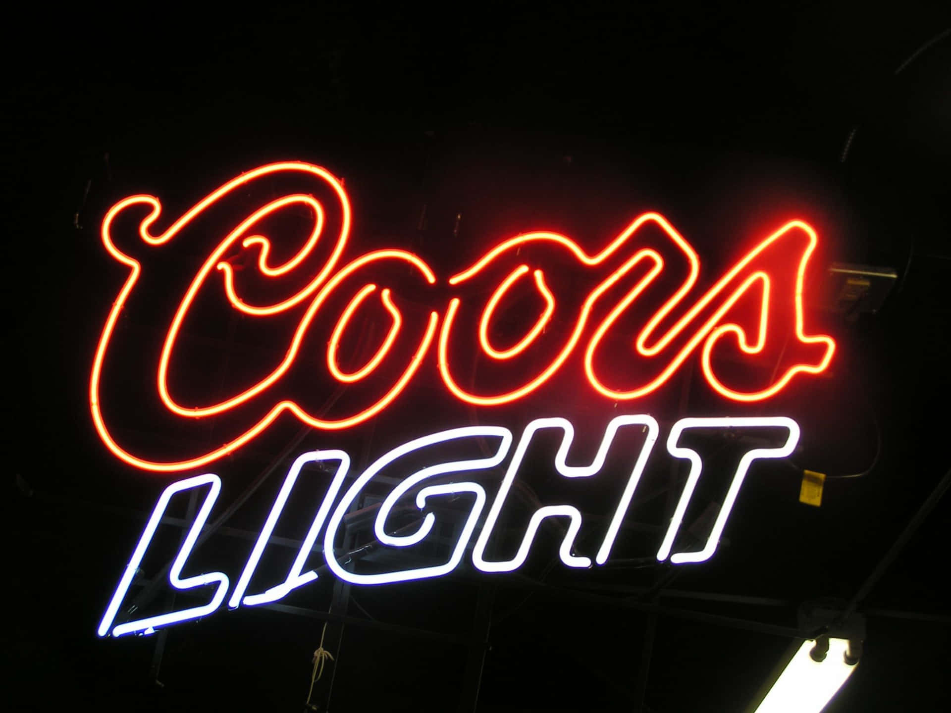 在黑暗房間中發光的Coors Light霓虹燈牌。