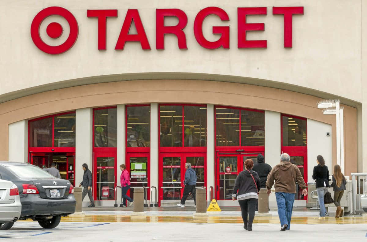 購物者在晴朗的日子進出Target商店。