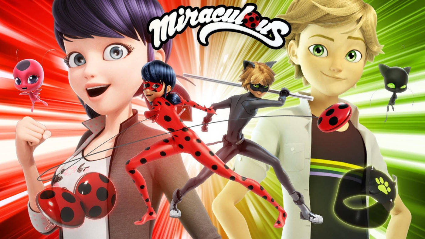 超級英雄 桌布 壁紙 — 來自 Miraculous 的鮮豔動漫角色在動態的紅色和綠色能量爆發背景下躍入行動。