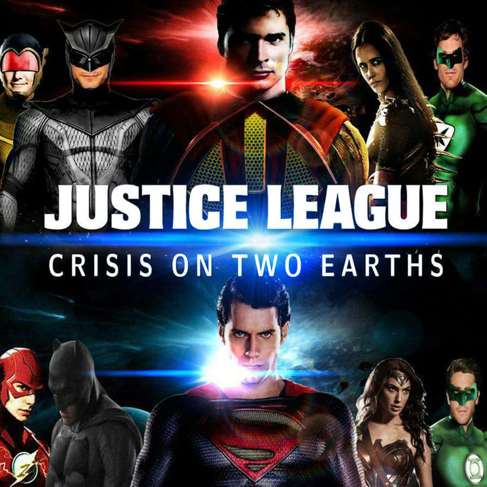 Justice League Crisis On Two Earths 桌布 壁紙 — 來自《正義聯盟：兩個地球的危機》的超級英雄以戲劇性的姿勢站在宇宙背景前，帶有發光效果。