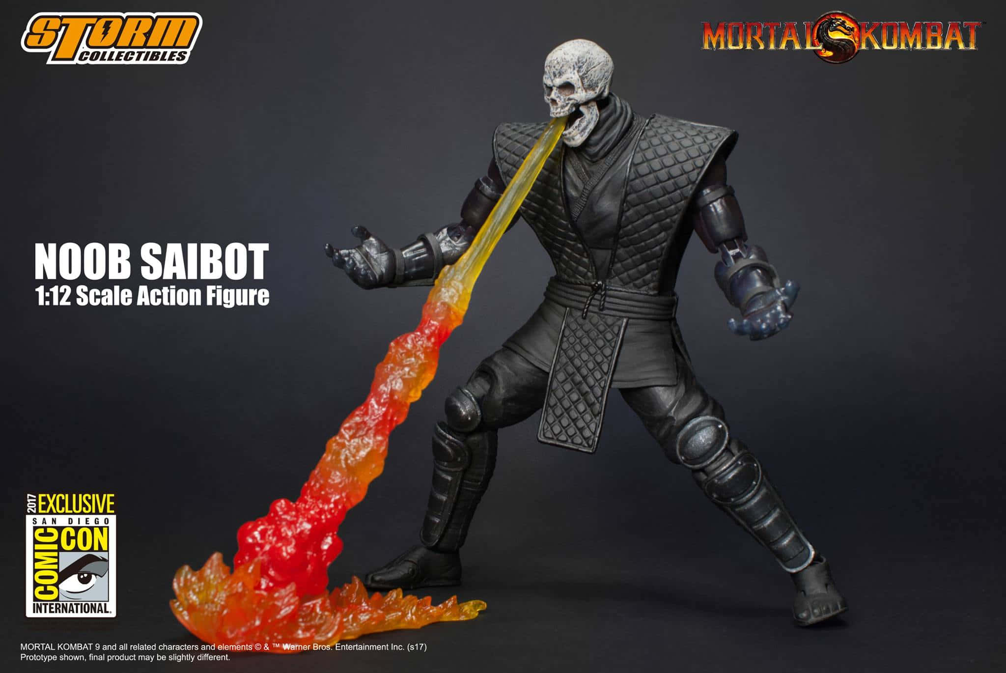 Mortal Kombat Noob Saibot 桌布 壁紙 — 來自《真人快打》的 1:12 比例 Noob Saibot 可動人偶，在黑暗的攝影棚背景下從口中噴出熾熱的橙色和黃色能量衝擊波。