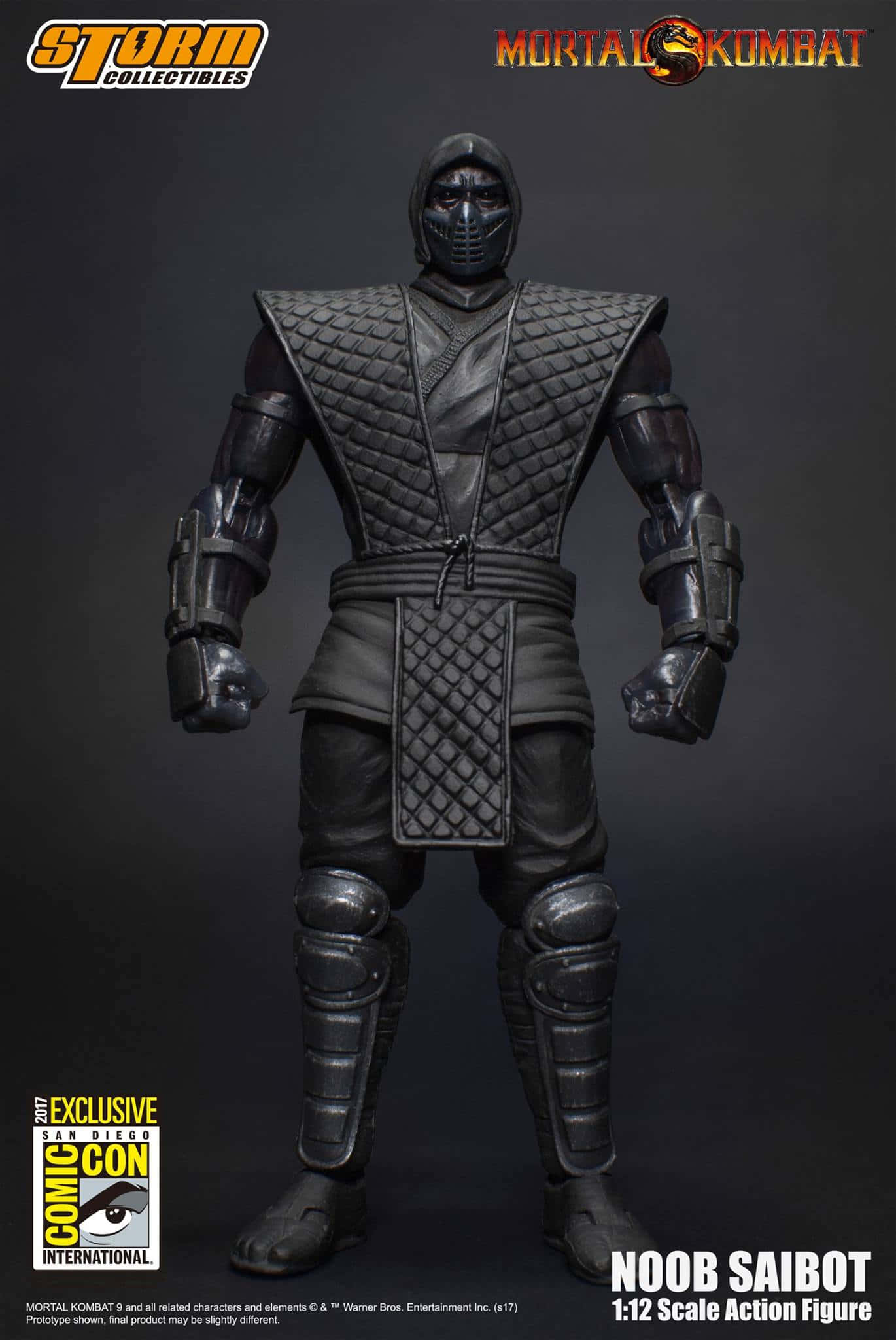 Mortal Kombat Noob Saibot 桌布 壁紙 — 來自《真人快打》的 Noob Saibot 1:12 比例精細可動人偶，身著全黑裝甲裝備，站在黑暗的攝影棚背景前。