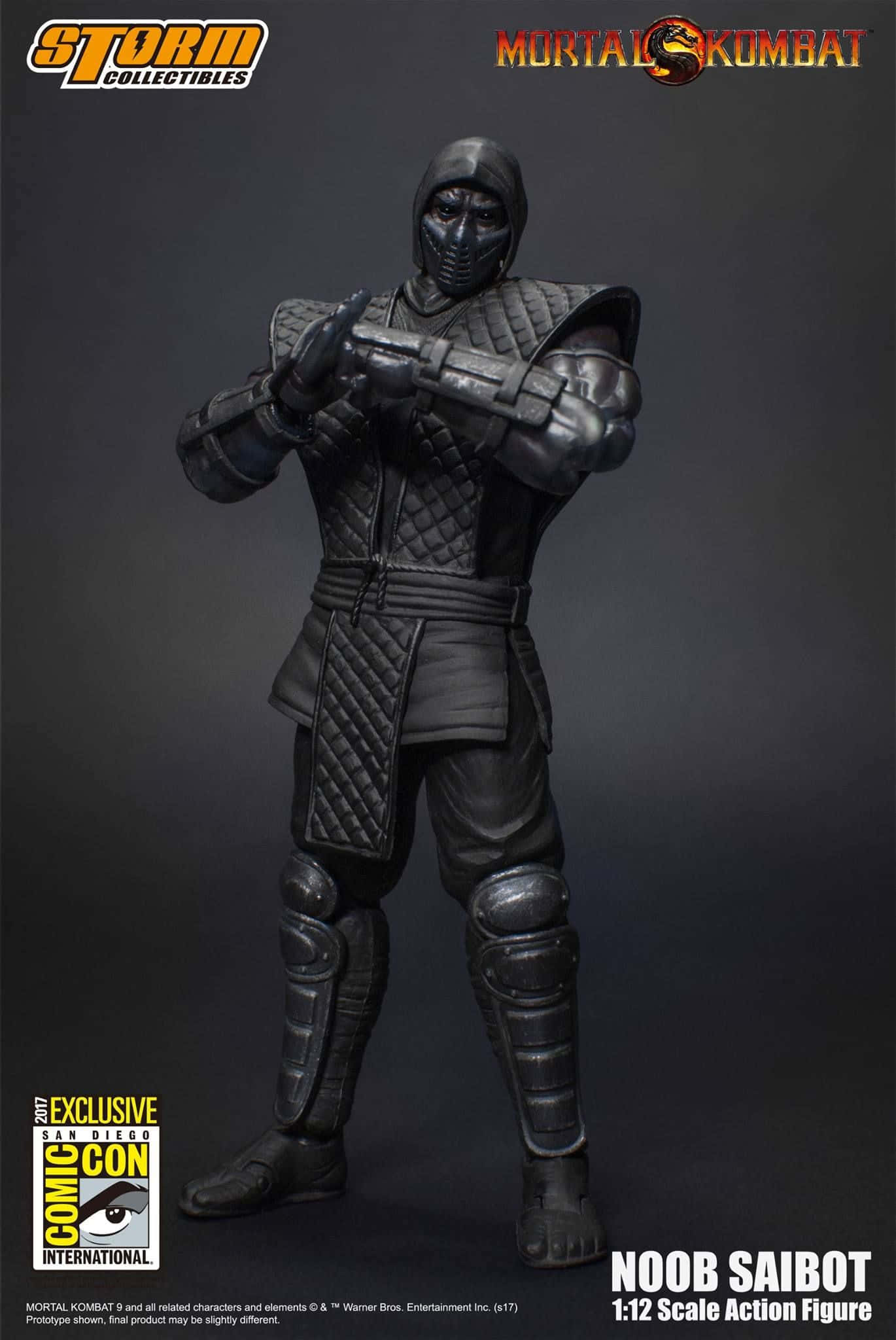 Mortal Kombat Noob Saibot 桌布 壁紙 — 來自《真人快打》的黑色裝甲 Noob Saibot 人偶，在黑暗的攝影棚背景下擺出戰鬥姿勢。