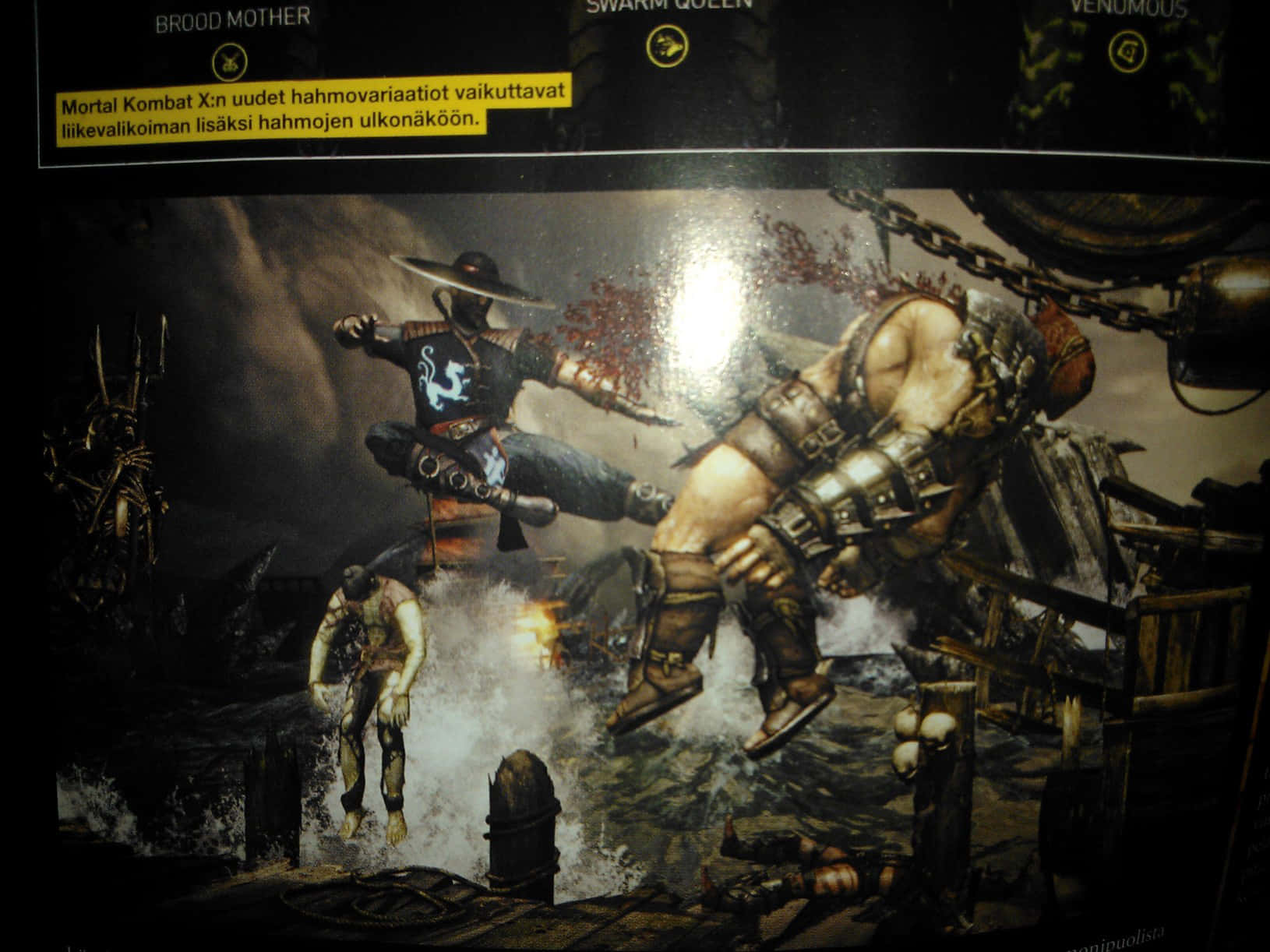 Mortal Kombat Kung Lao 桌布 壁紙 — 來自《真人快打X》的黑暗奇幻戰鬥場景，描繪一名忍者對一個巨大的裝甲蠻族發動空中攻擊，背景是粗獷的工業環境。