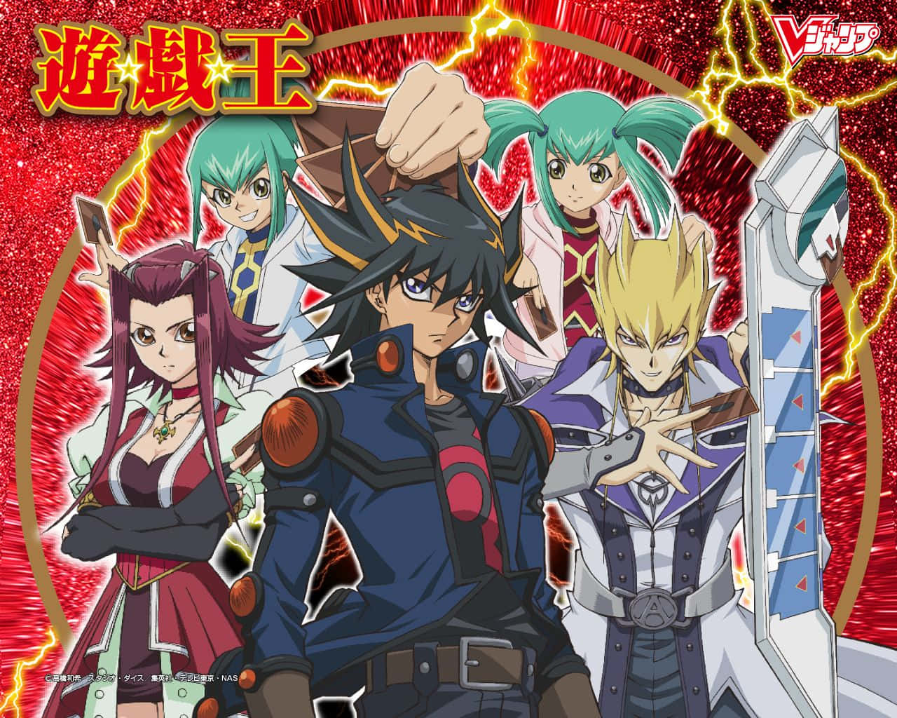 Yusei Fudo 桌布 壁紙 — 來自《遊戲王》的動漫角色在充滿紅色閃電的背景前英勇站立，並帶有日文標題文字。