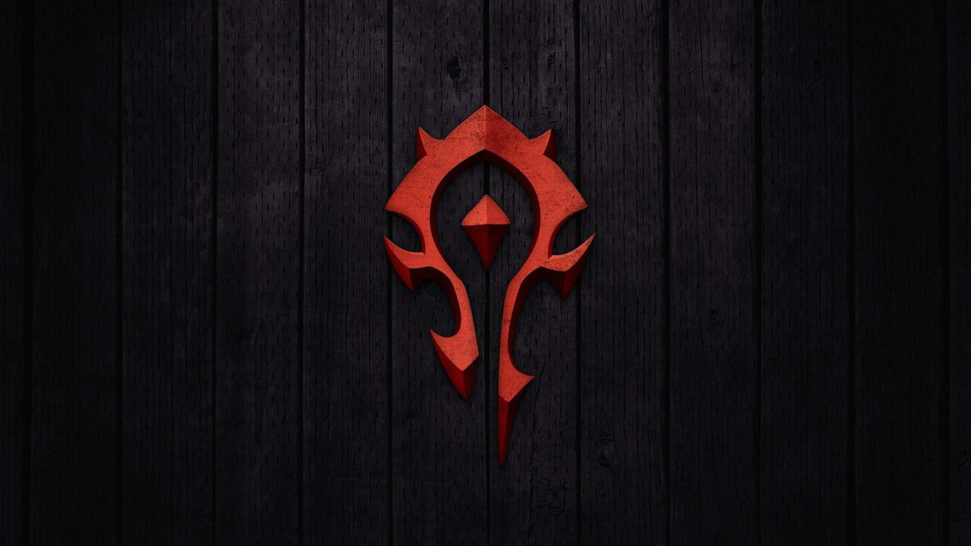 World Of Warcraft Races 桌布 壁紙 — 來自《魔獸世界》的發光紅色部落徽章在深色木板背景上格外突出。