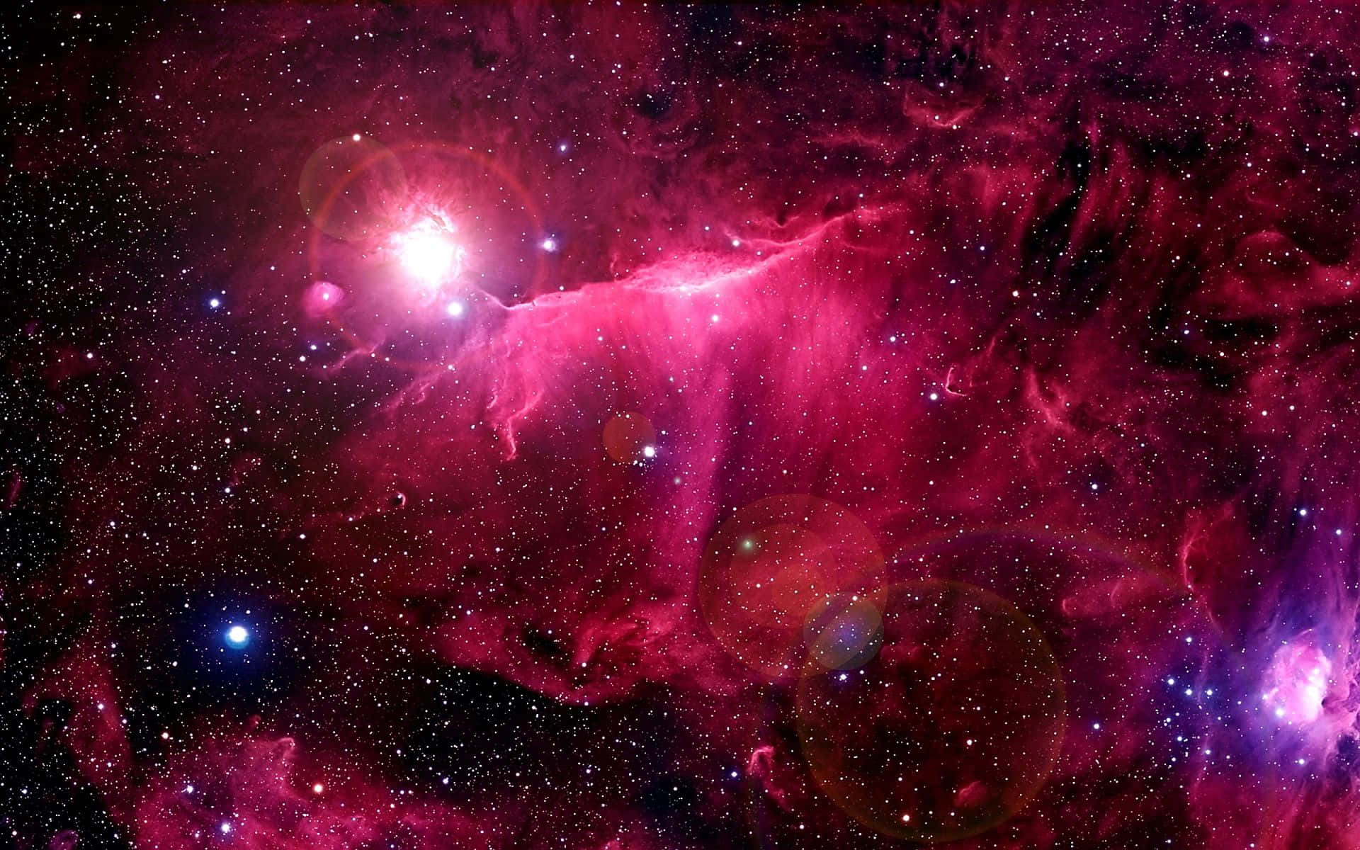 在深空中，帶有發光星星和鏡頭光暈的充滿活力的粉紅色和紫色星雲。