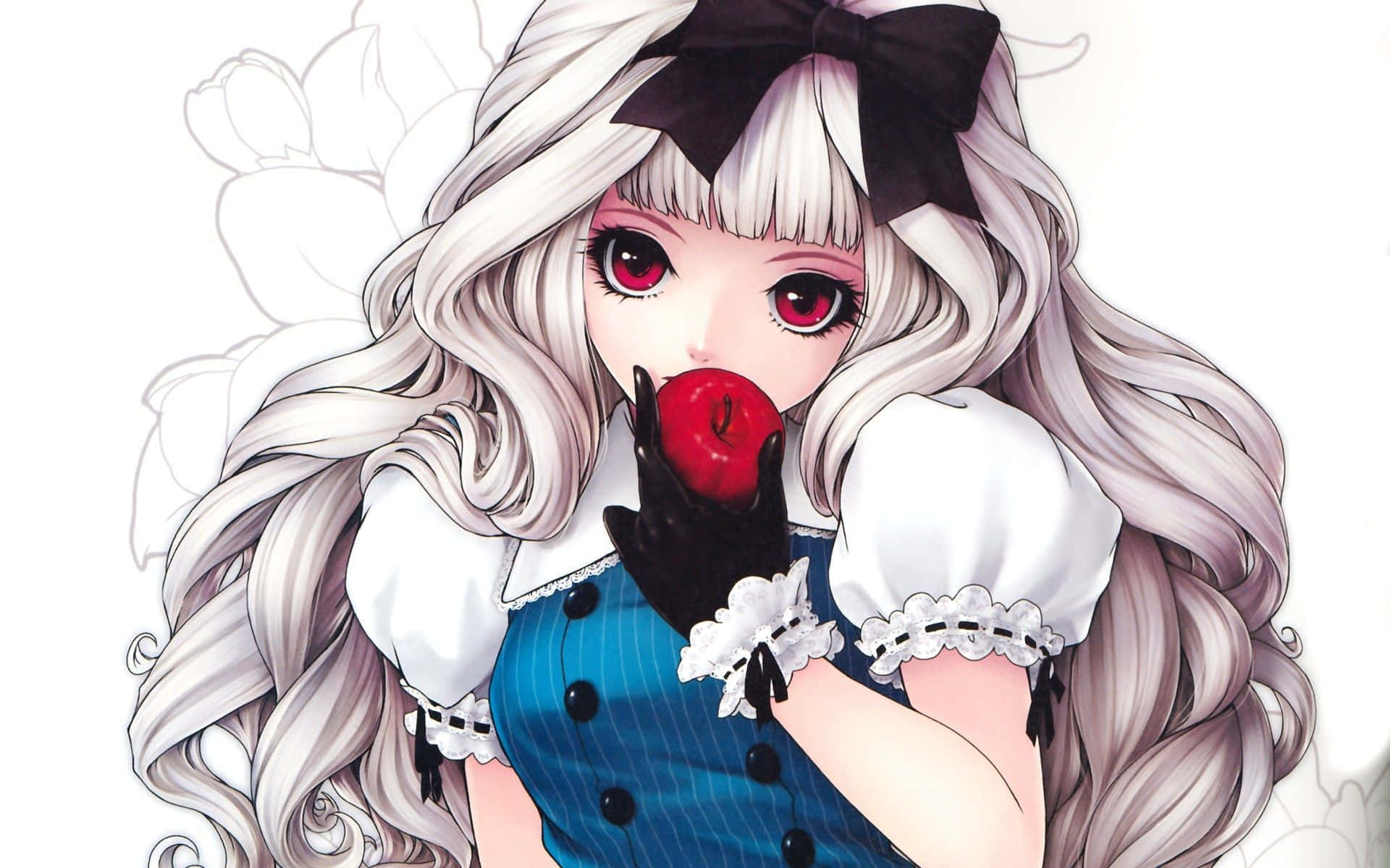 來自寧靜幻想世界的動漫少女 壁紙 — 長銀髮紅眼動漫少女咬著一個閃亮的紅蘋果，身穿藍色連衣裙和黑色手套。