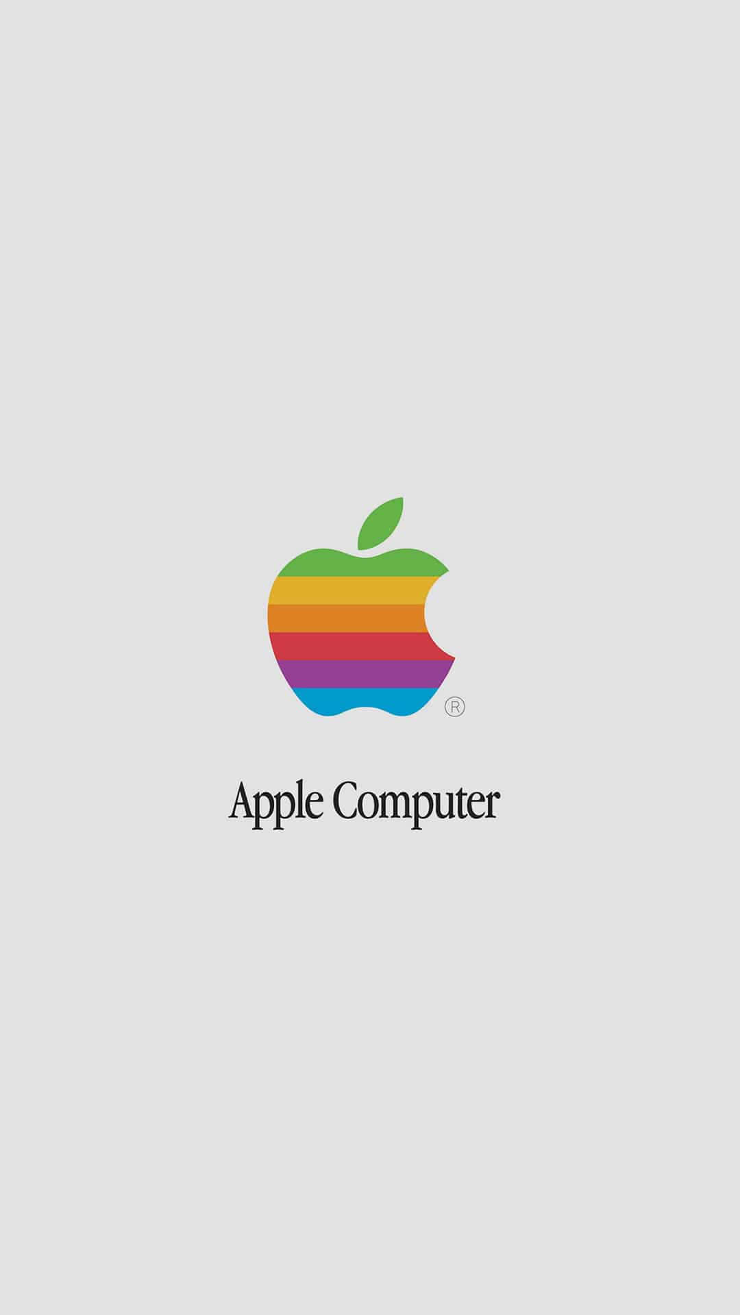 來自往昔時代的蘋果標誌 壁紙 — 一個復古彩虹Apple Computer標誌居中在純淺灰色背景上，品牌名稱在下方。