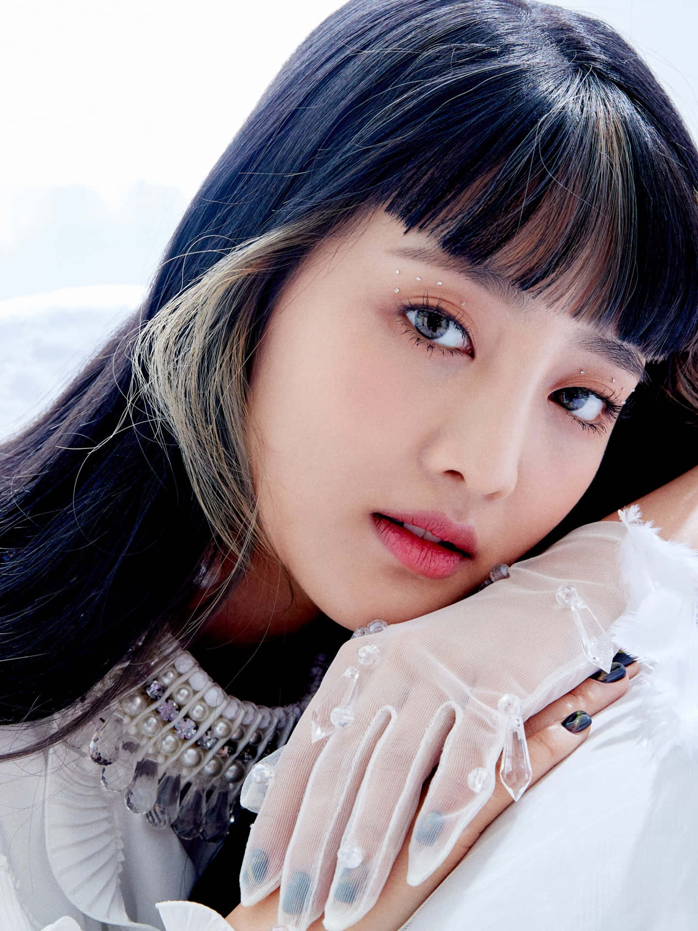 來自熱門韓國女團(G)I-DLE的可愛成員Minnie 壁紙 — 一位深色頭髮、紅唇的年輕女子，在明亮的雪景背景下，將下巴擱在戴著透明手套的手上。