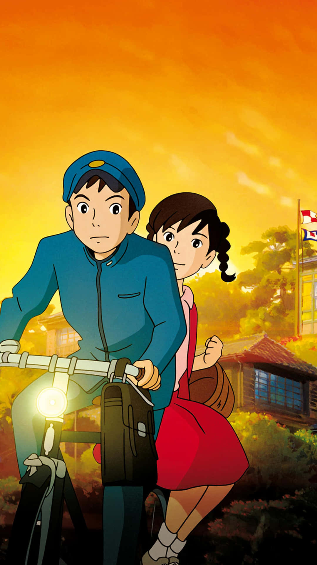 兩個小孩在金色日落中一起騎單車。