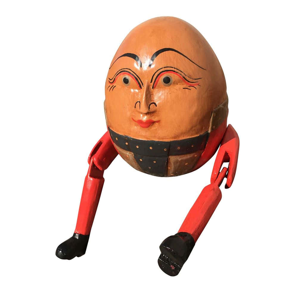 「來自親愛童話故事的經典 Humpty Dumpty 插畫」 壁紙 — 一個手繪木製人偶，頭部呈蛋形，四肢紅色，蹲在白色背景前。