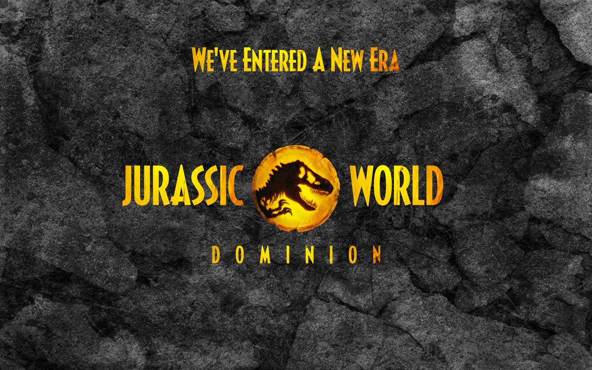 《侏羅紀世界：統霸天下》新時代 壁紙 — 大膽嘅 Jurassic World Dominion 標誌喺裂開嘅深色石頭背景上發出火黃色光芒。