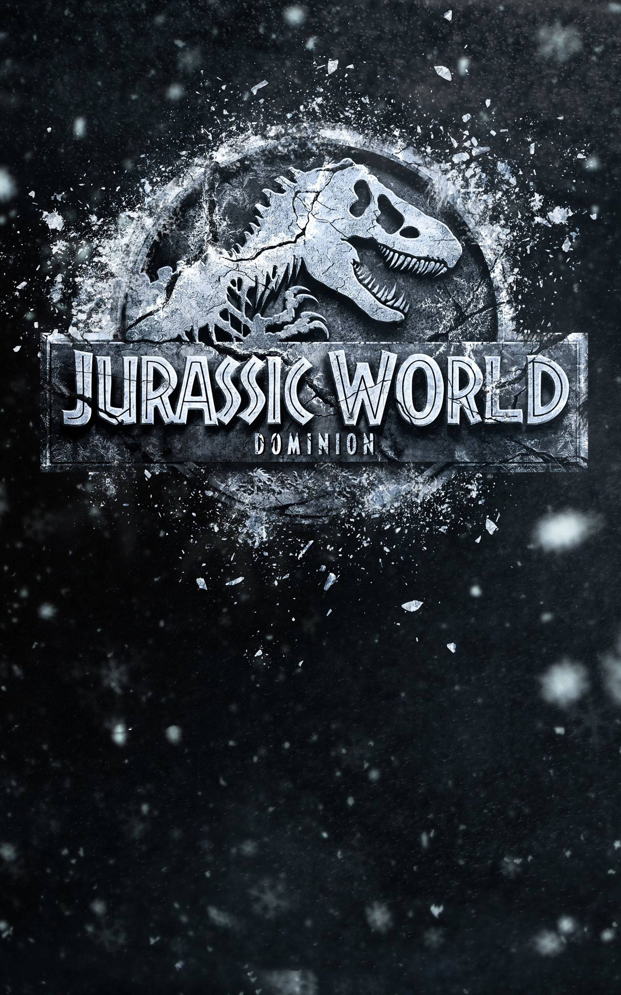 《侏羅紀世界：統霸天下》雪夜暗黑海報 壁紙 — 一個裂開的石頭 Jurassic World Dominion 標誌，配以咆哮的暴龍頭部，周圍環繞著墜落的碎片，背景陰暗粗糙。