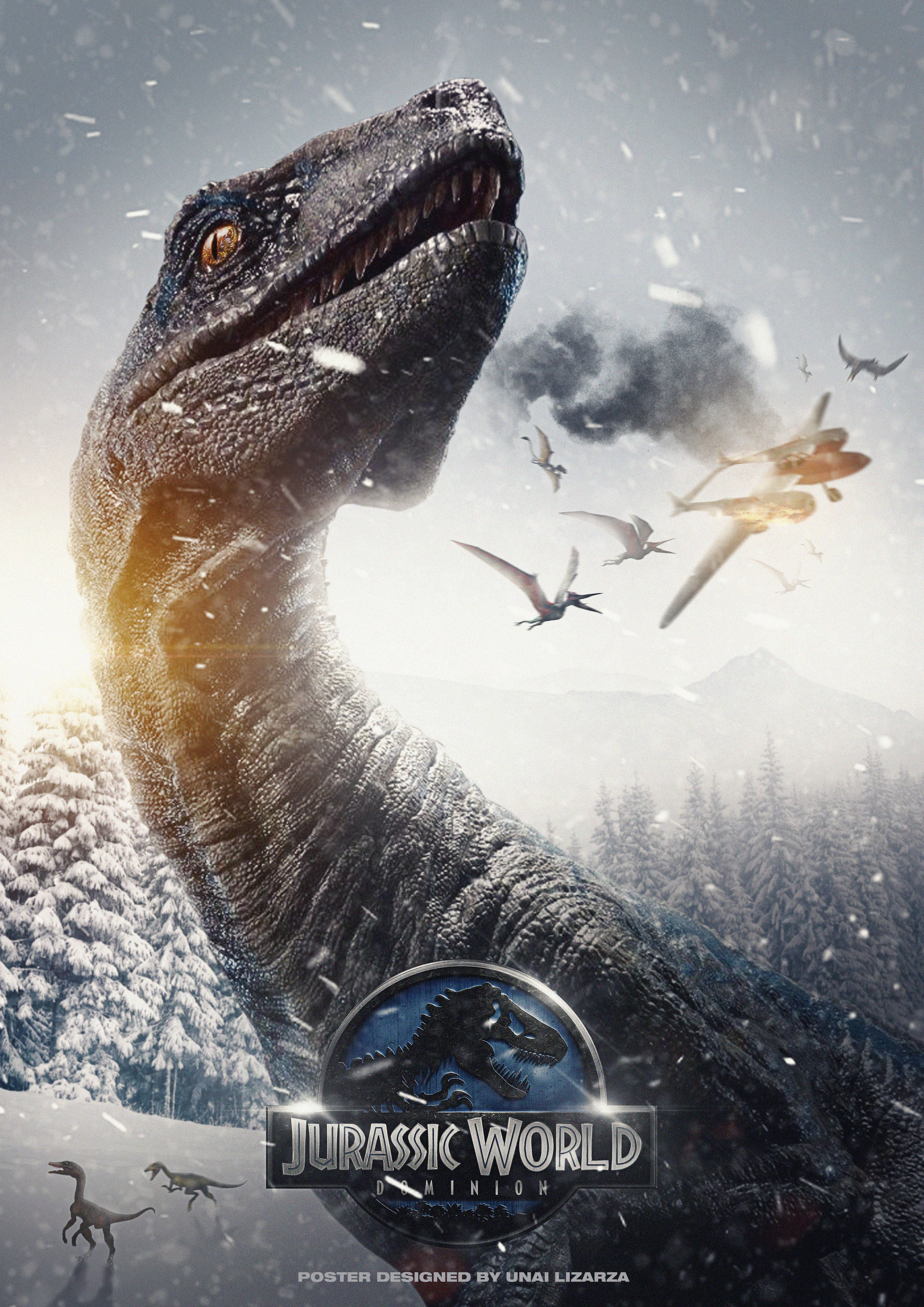 《侏羅紀世界：統霸天下》雪林場景 壁紙 — 一隻高大的藍色迅猛龍站在雪地森林中，戰鬥機和翼龍在頭頂飛過，構成戲劇性的冬季場景。