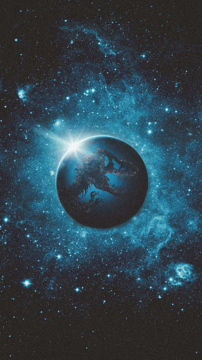 《侏羅紀世界》藍色迅猛龍——星球銀河背景 壁紙 — 一顆發光的藍色行星上帶有恐龍剪影，在星場中旋轉，周圍是宇宙星雲。