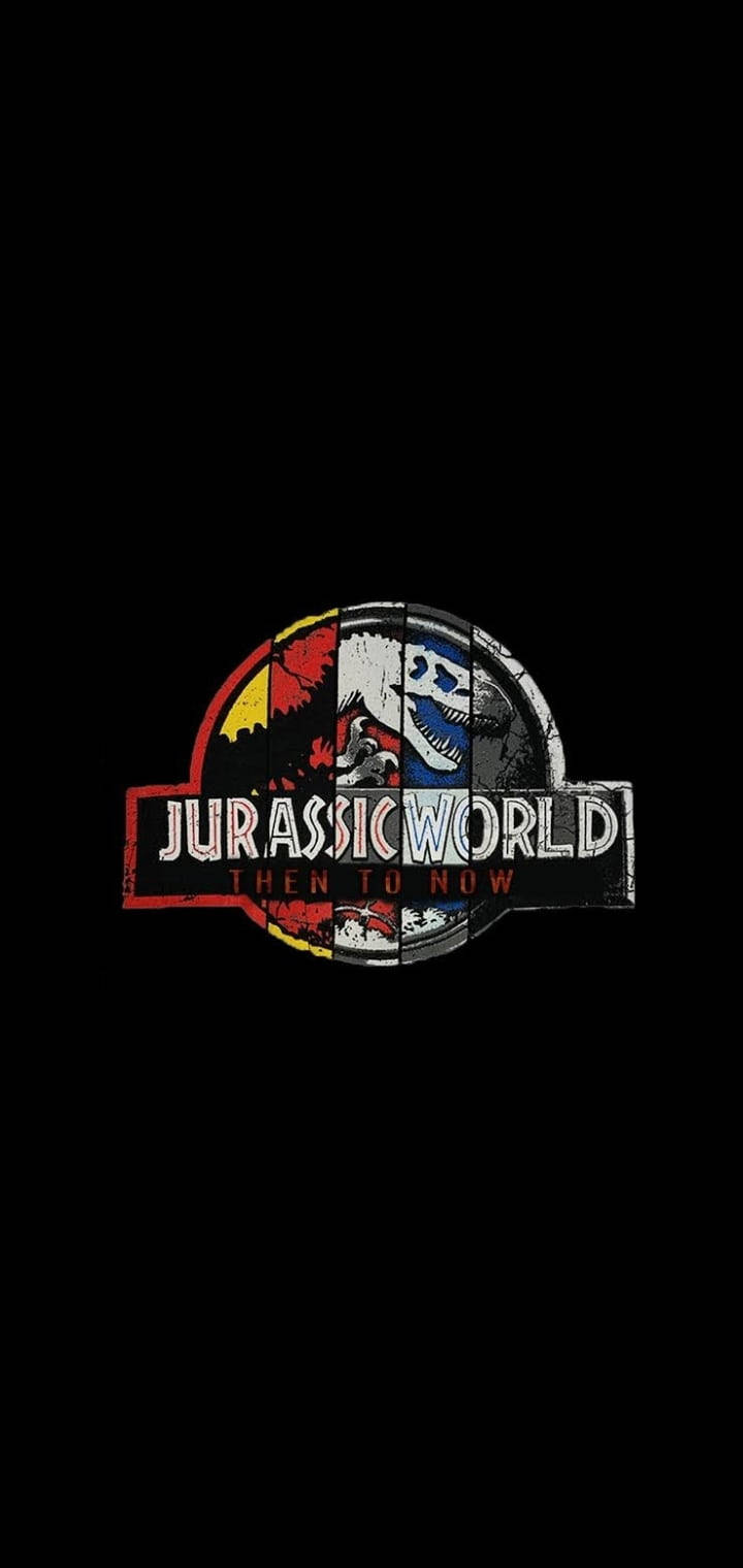 侏羅紀世界黑色標誌 壁紙 — Jurassic World 標誌分為過去和現在，黑色背景上帶有恐龍剪影。