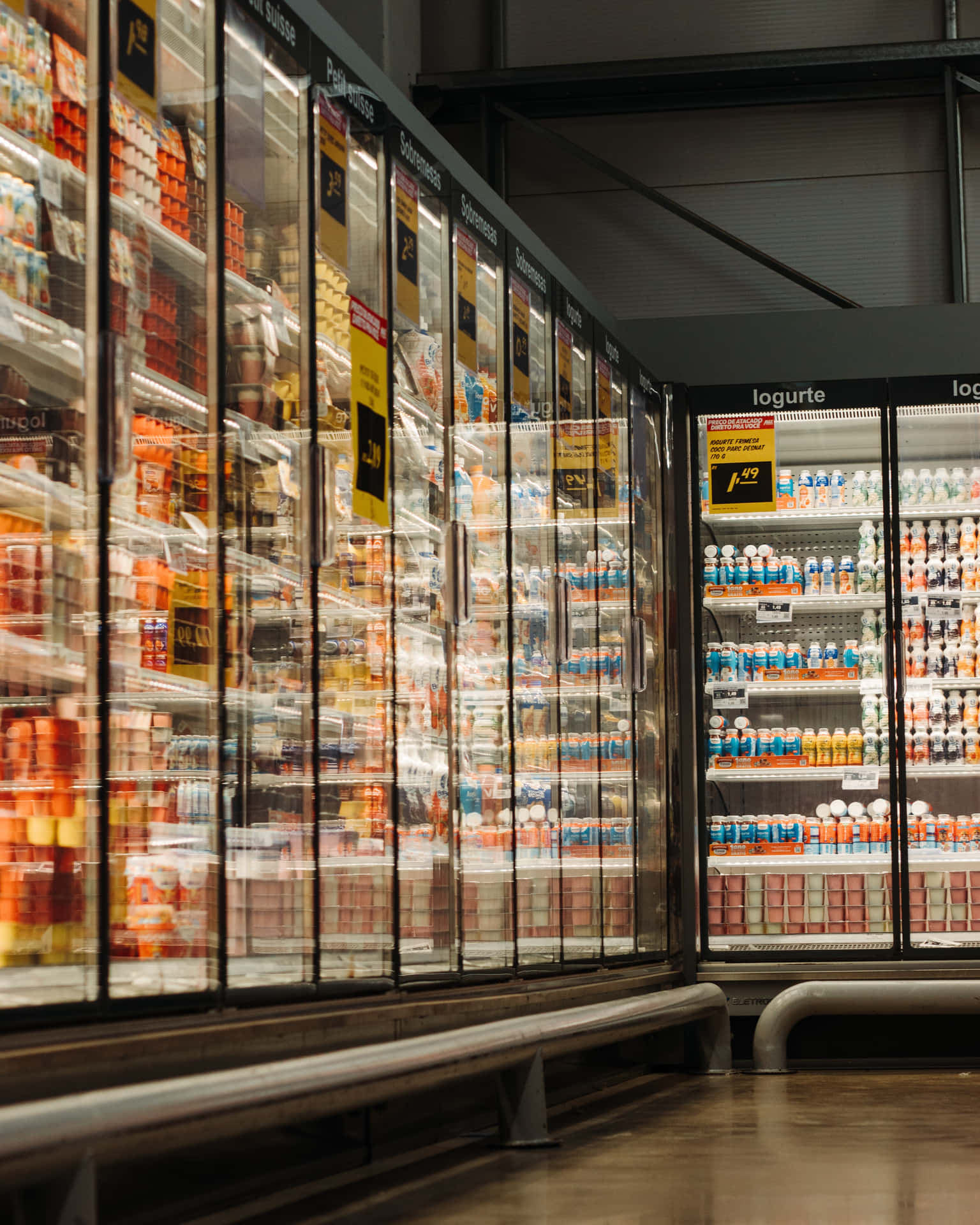 超市內一排排裝滿乳製品和飲品的冷藏貨架。