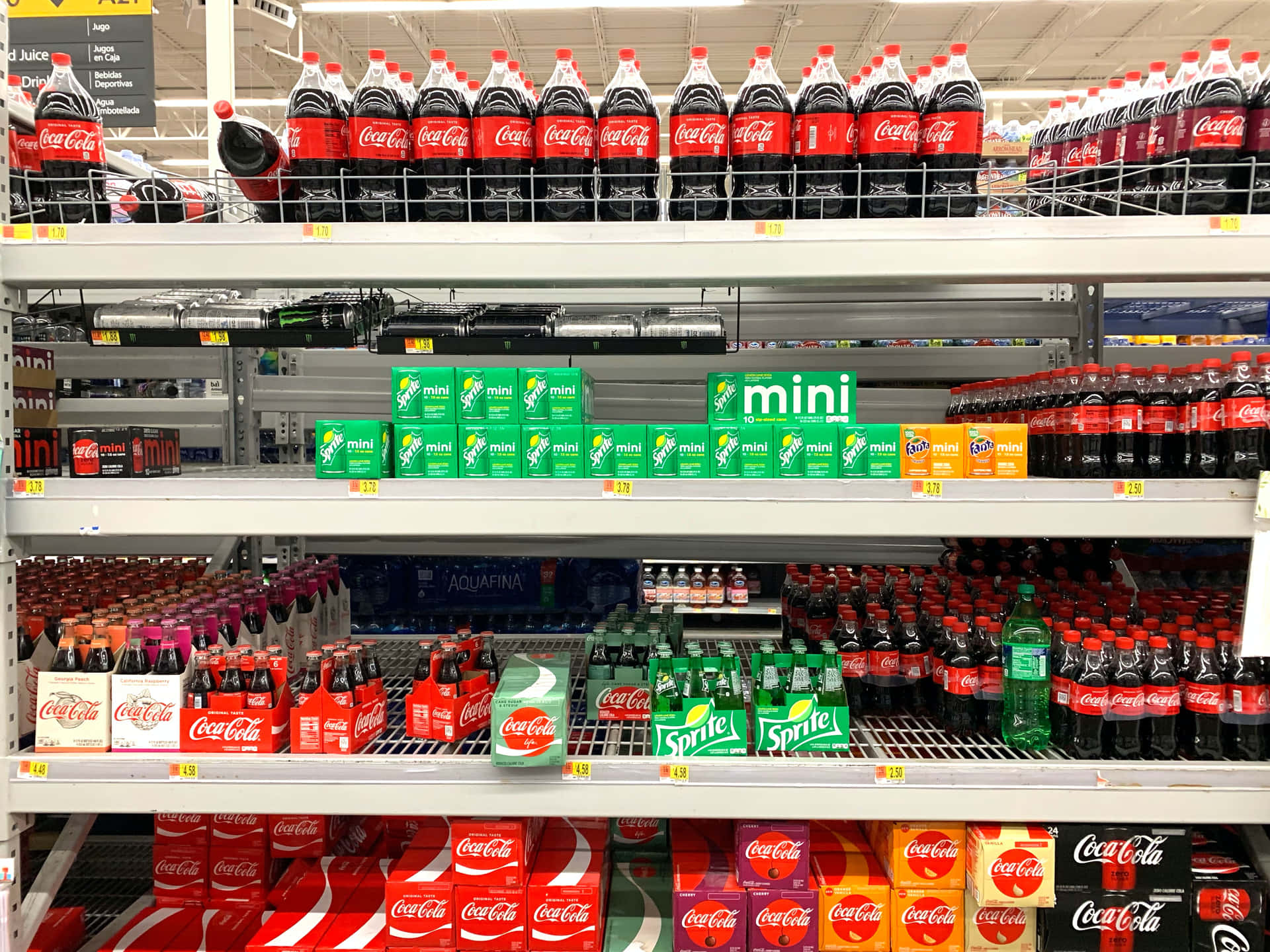 超市汽水通道，貨架上陳列著Coca-Cola Sprite和Aquafina產品。
