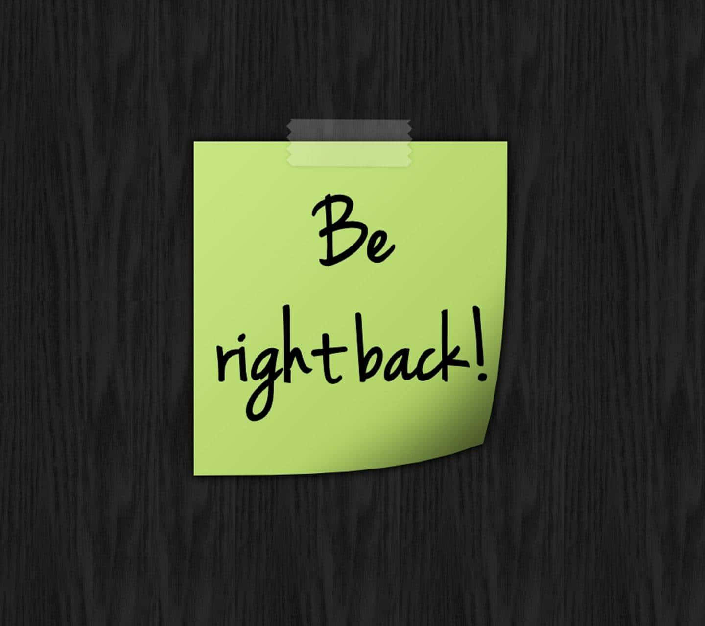 一張綠色便利貼貼在木頭上，寫著 Be right back!
