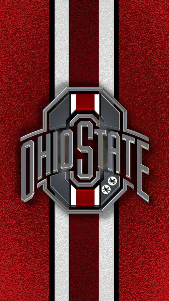 俄亥俄州立大學足球迷展現 Buckeyes 精神 壁紙 — 一個大膽嘅俄亥俄州立七葉樹標誌，採用金屬銀同紅色，配以白色條紋，背景係有紋理嘅深紅色。