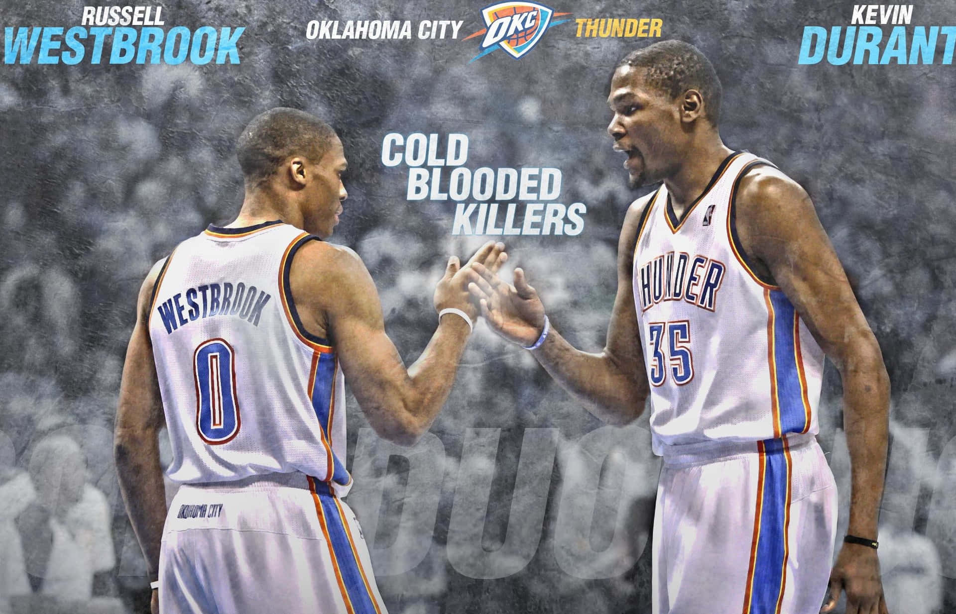 兩名身穿雷霆隊球衣的NBA球員在煙霧瀰漫的球場上高舉雙手面對面。