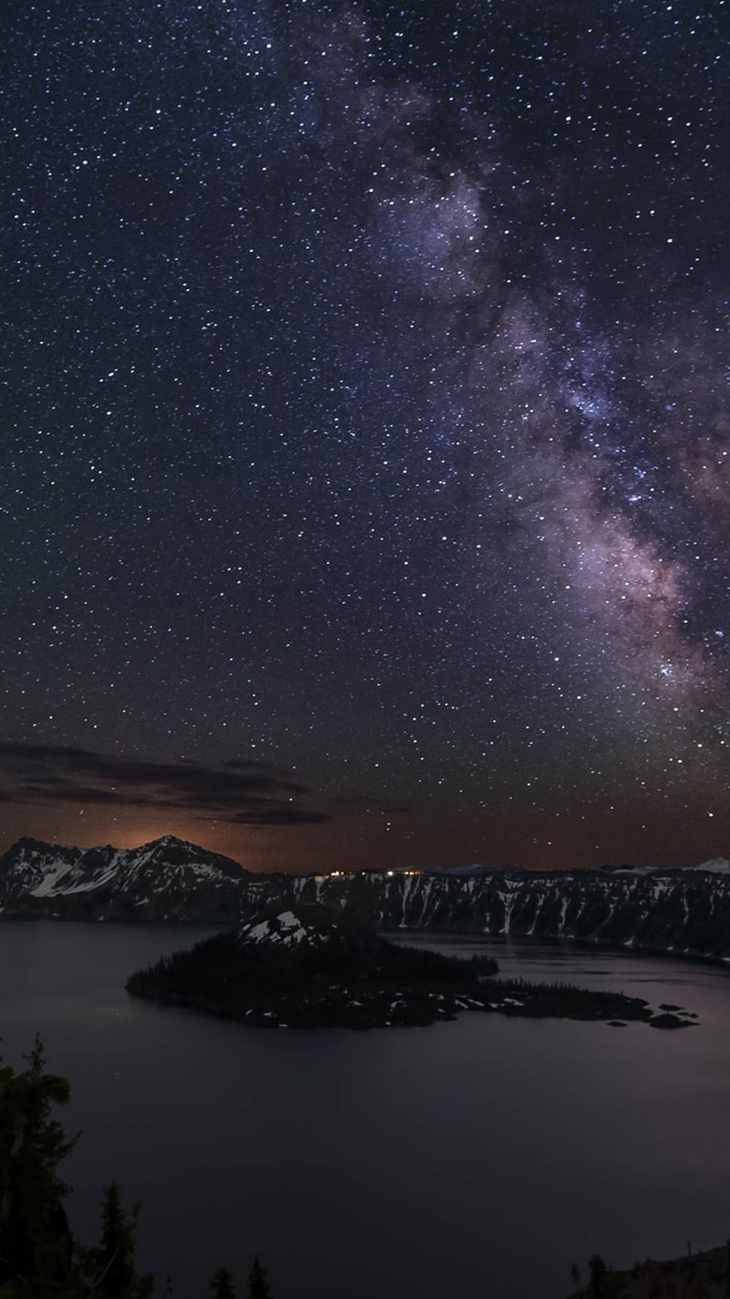 俄勒岡州夜空與火山口湖 壁紙 — 銀河系在星空下閃耀地拱起於積雪的山湖之上。