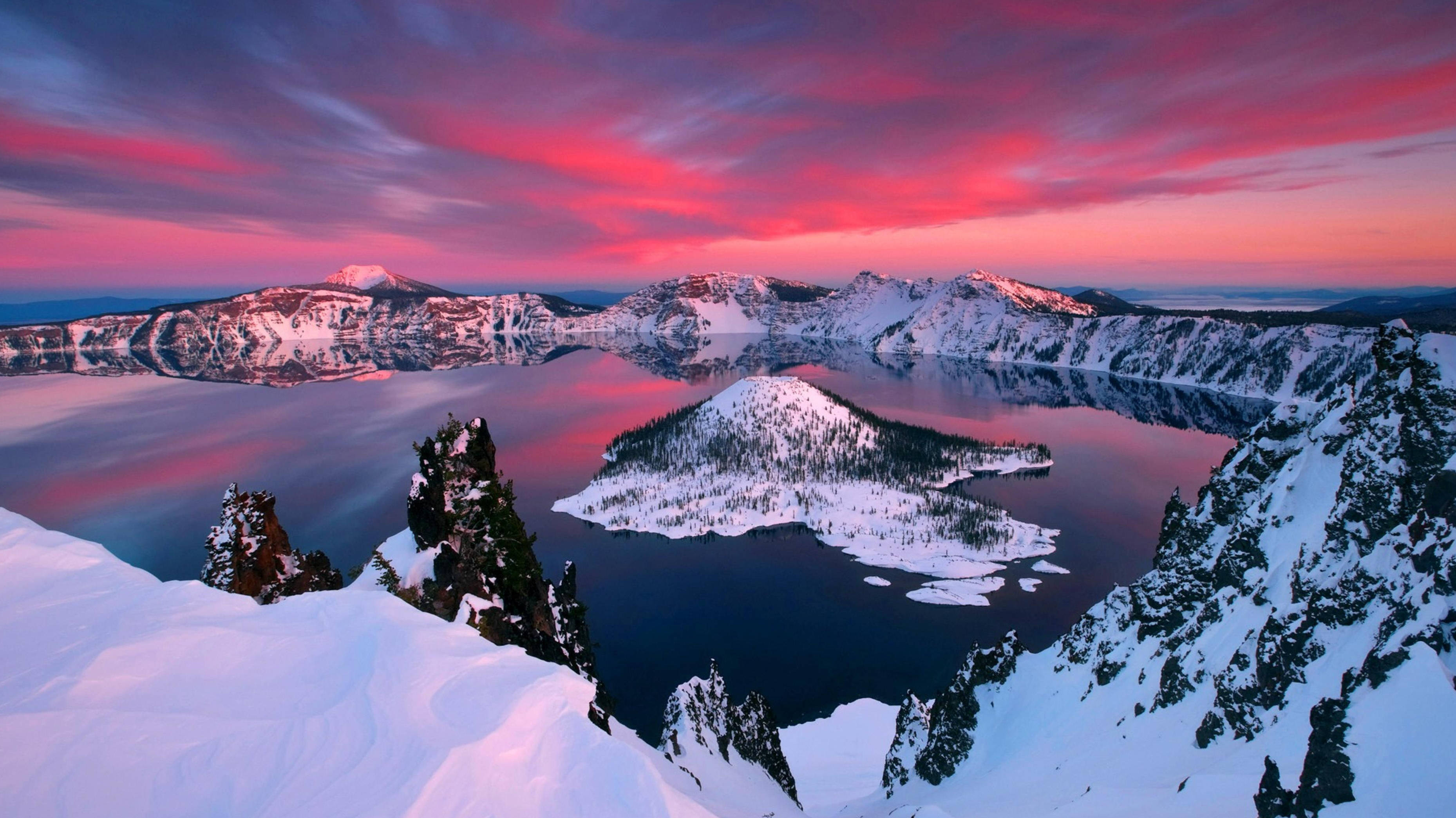 俄勒岡州火山口湖壯觀景色 壁紙 — 黎明時分，白雪覆蓋的火山口湖，充滿活力的粉紅色和紫色天空倒映在平靜的水面上。