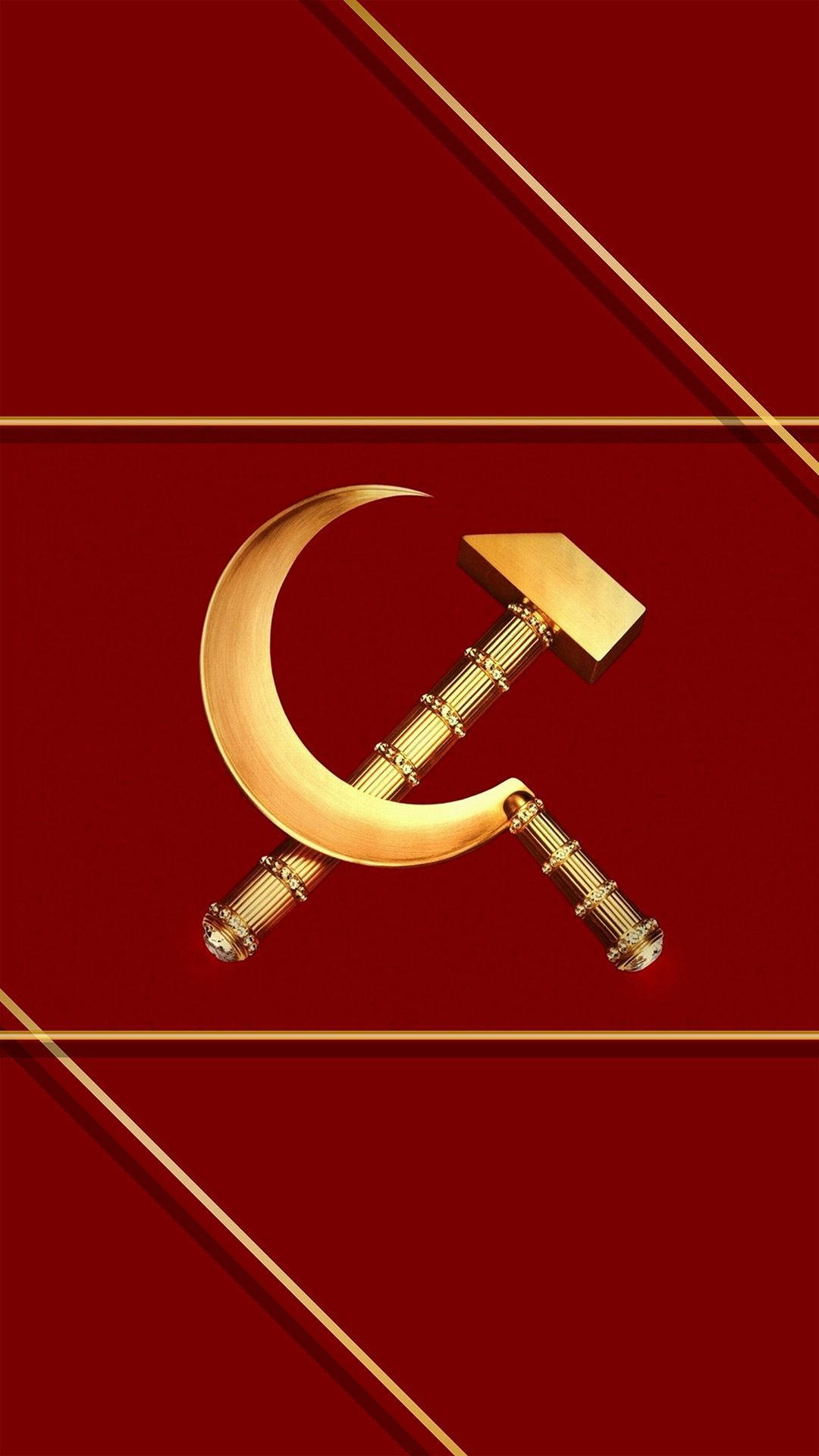 俄羅斯象徵：鐮刀與錘子 壁紙 — 金色鎚子與鐮刀徽章在深紅色背景上閃耀，帶有對角金色線條。