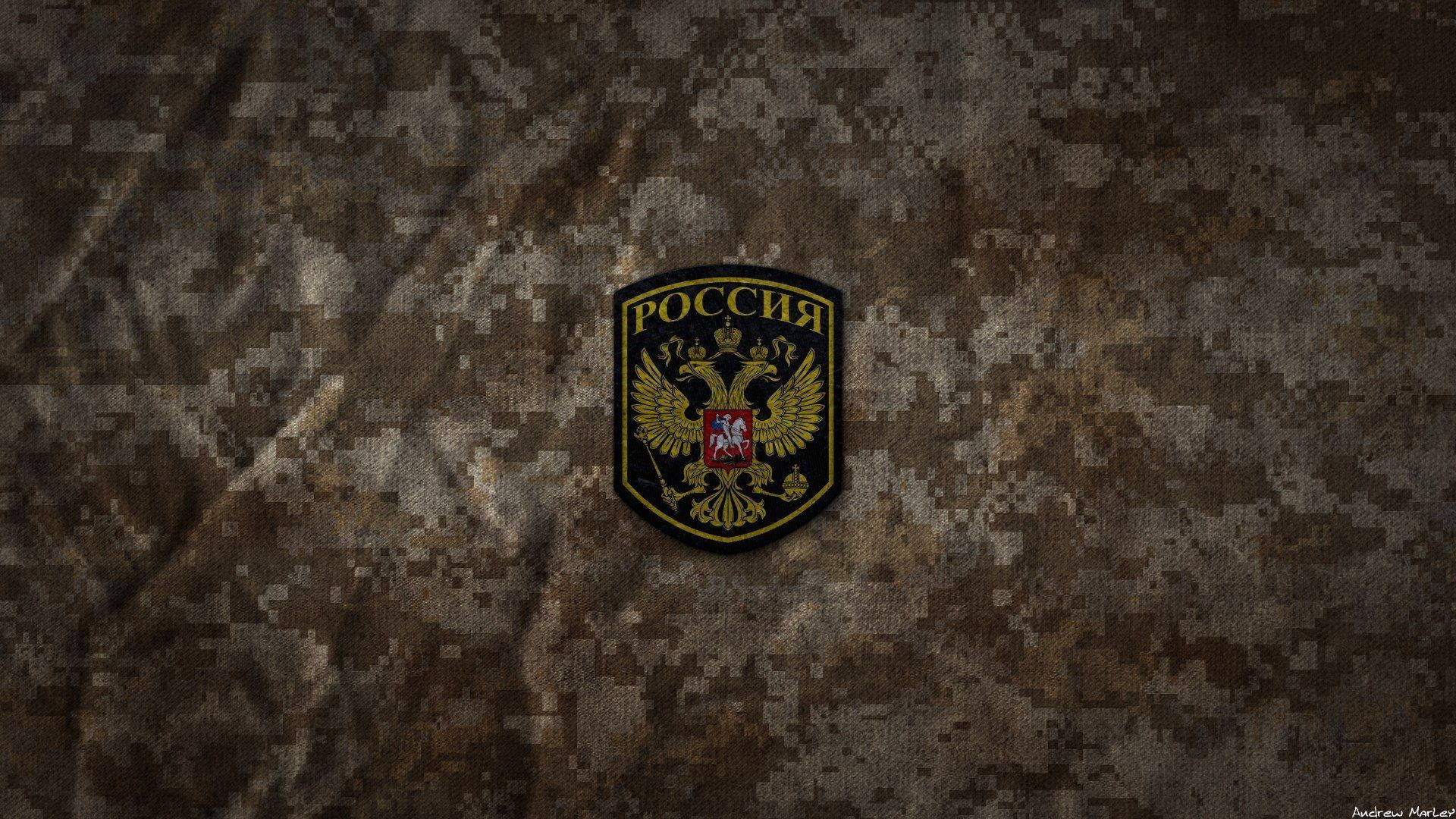 俄羅斯軍隊迷彩徽章 壁紙 — 一個俄羅斯軍用臂章，雙頭鷹標誌居中於有紋理的數碼迷彩布料上。