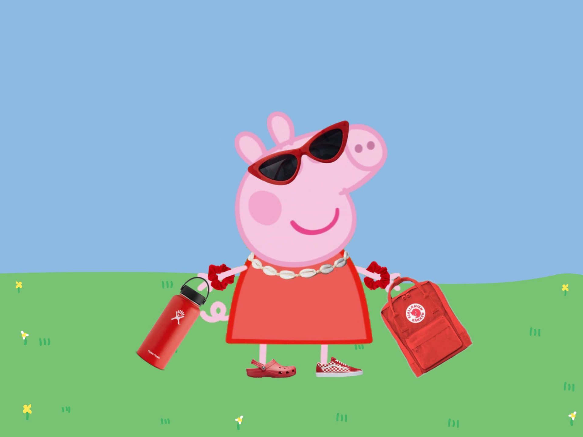 Peppa Pig 戴著太陽眼鏡，在草地上拿著水壺和背包。