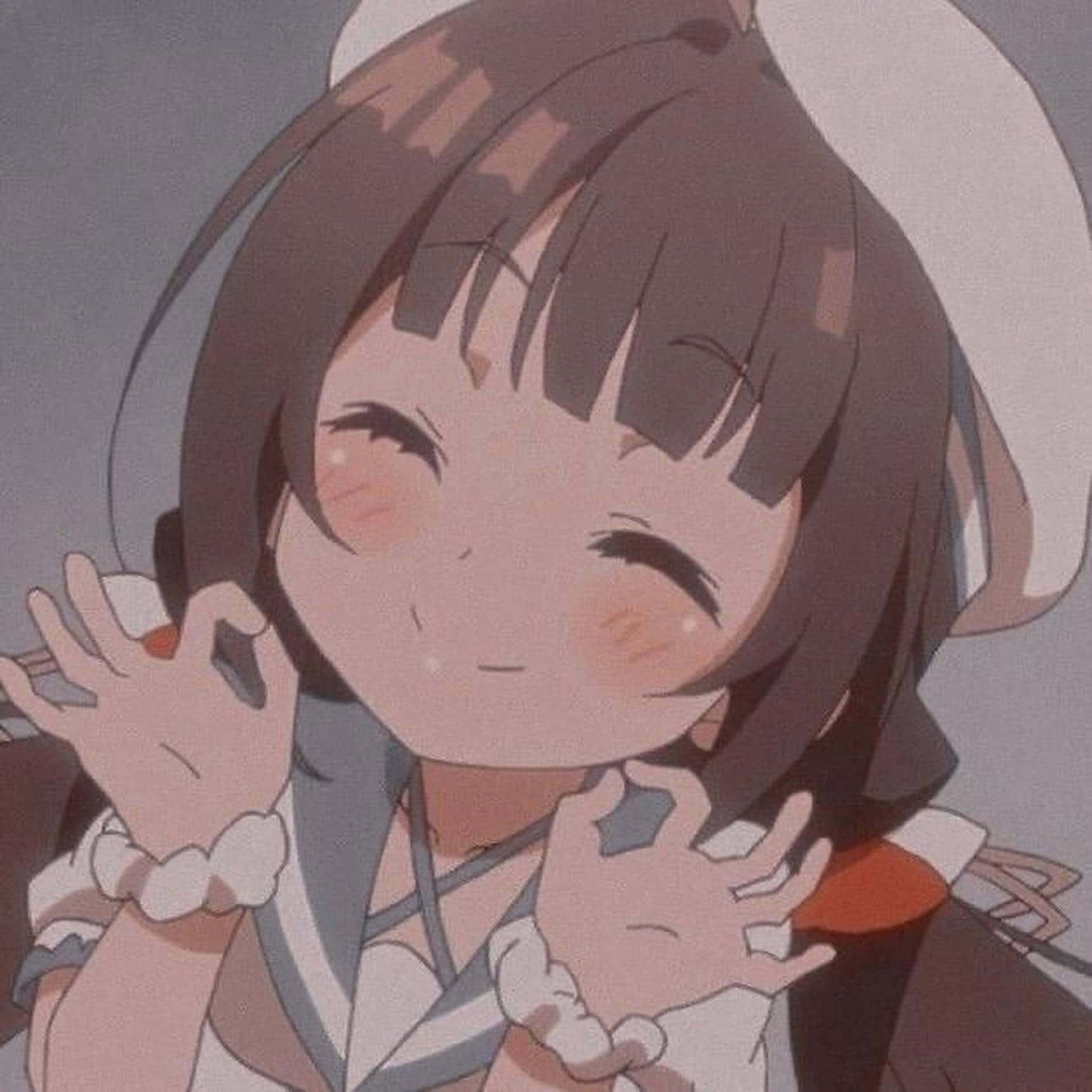 俏皮笑容的年輕動漫角色 壁紙 — 一個開朗的動漫女孩，棕色頭髮和兔耳，一邊做著俏皮的手勢，一邊燦爛地微笑。