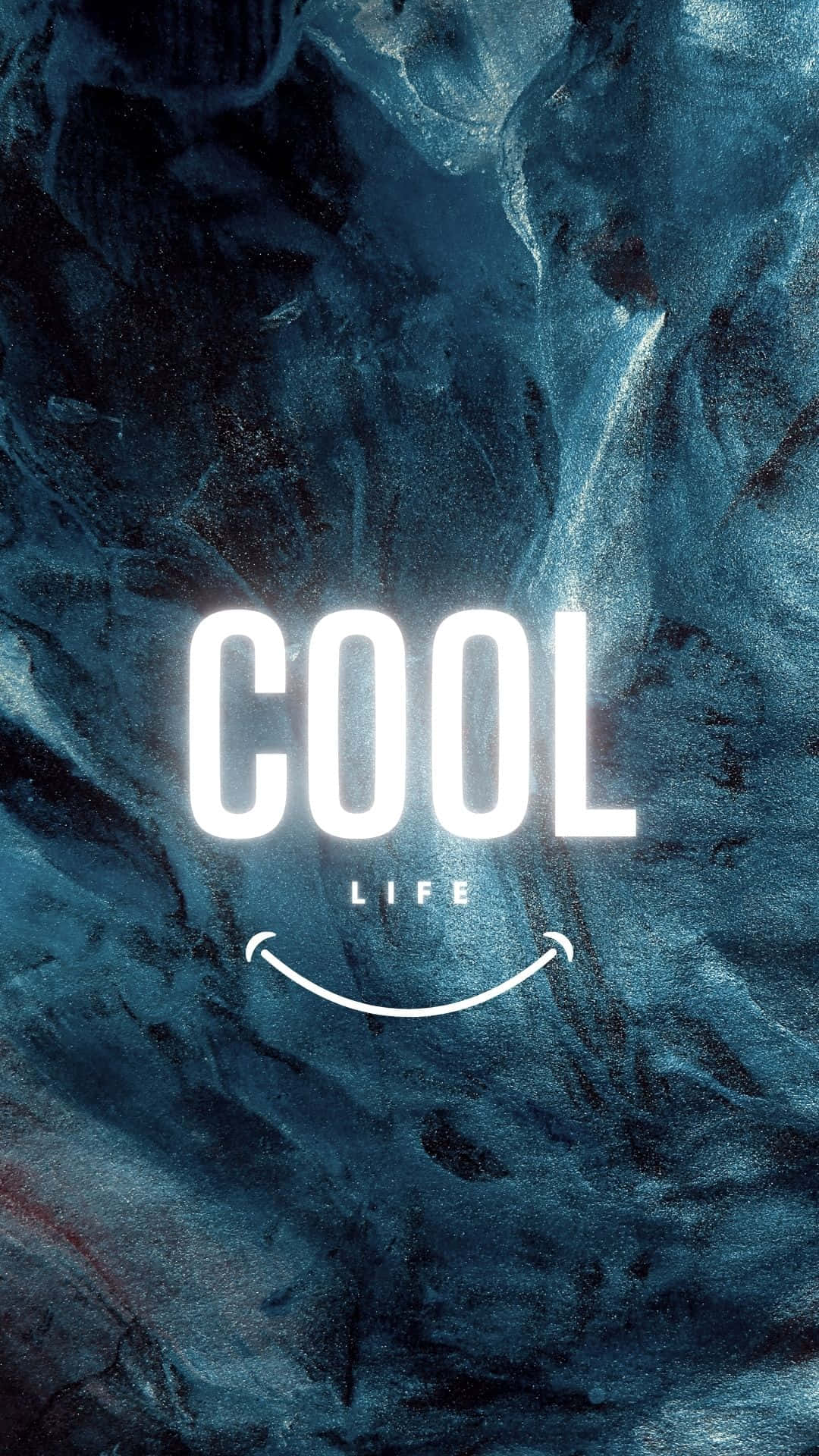 保持冷靜！ 壁紙 — 粗體白色文字寫著「COOL LIFE」，下方有一個笑臉，背景是帶紋理的深藍色大理石紋。